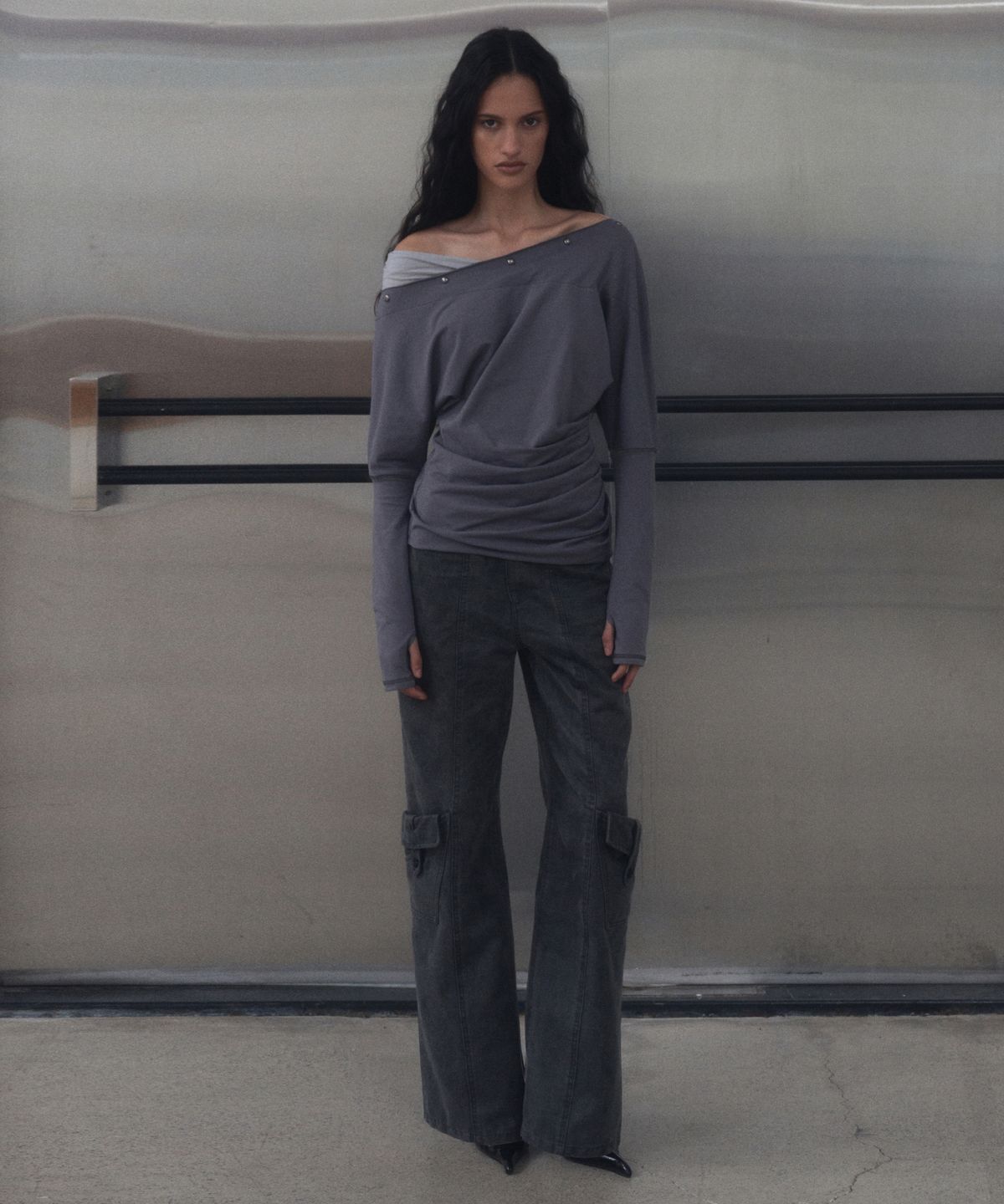 긴스키(GINSUKI) [긴스키 X 물바다]STUDDED OFF-SHOULDER SHIRRING LONG SLEEVE (GREY)
