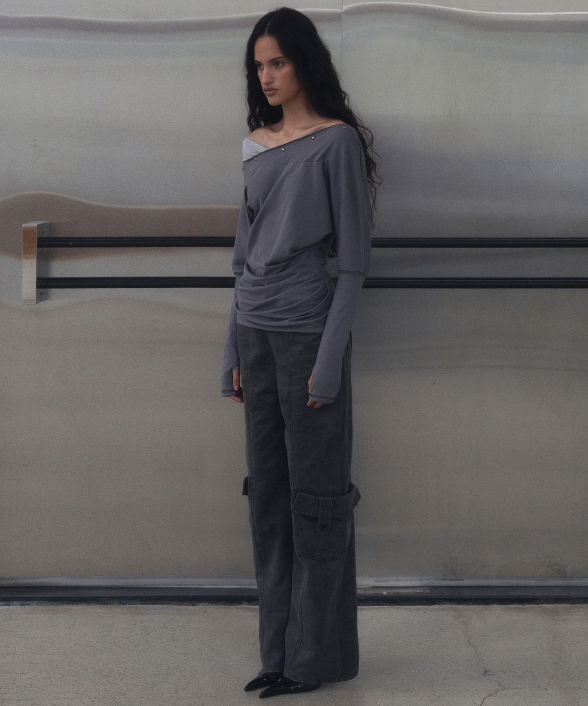 긴스키(GINSUKI) [긴스키 X 물바다]STUDDED OFF-SHOULDER SHIRRING LONG SLEEVE (GREY)