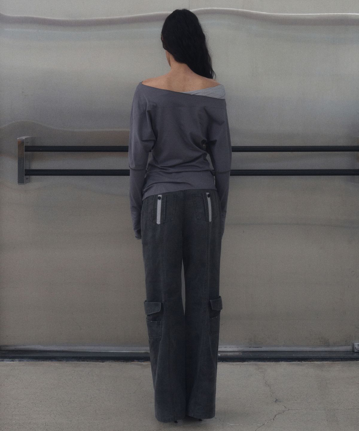 긴스키(GINSUKI) [긴스키 X 물바다]STUDDED OFF-SHOULDER SHIRRING LONG SLEEVE (GREY)