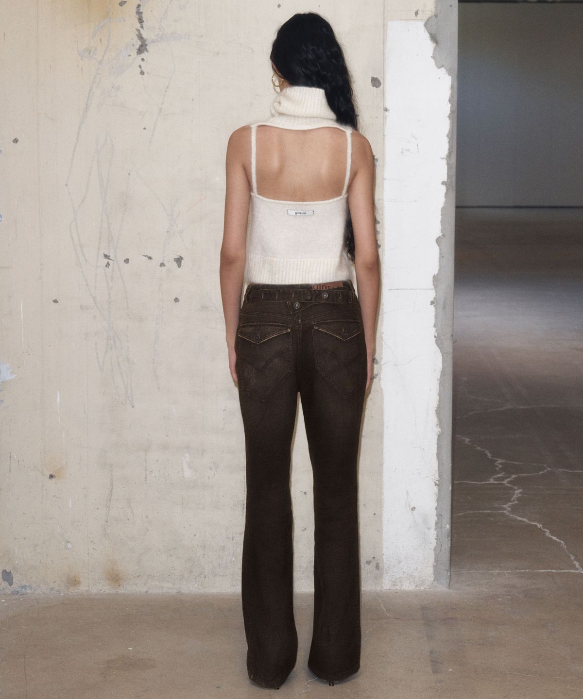긴스키(GINSUKI) [긴스키 X 물바다]BACK STRAP VINTAGE DENIM PANTS (BROWN)