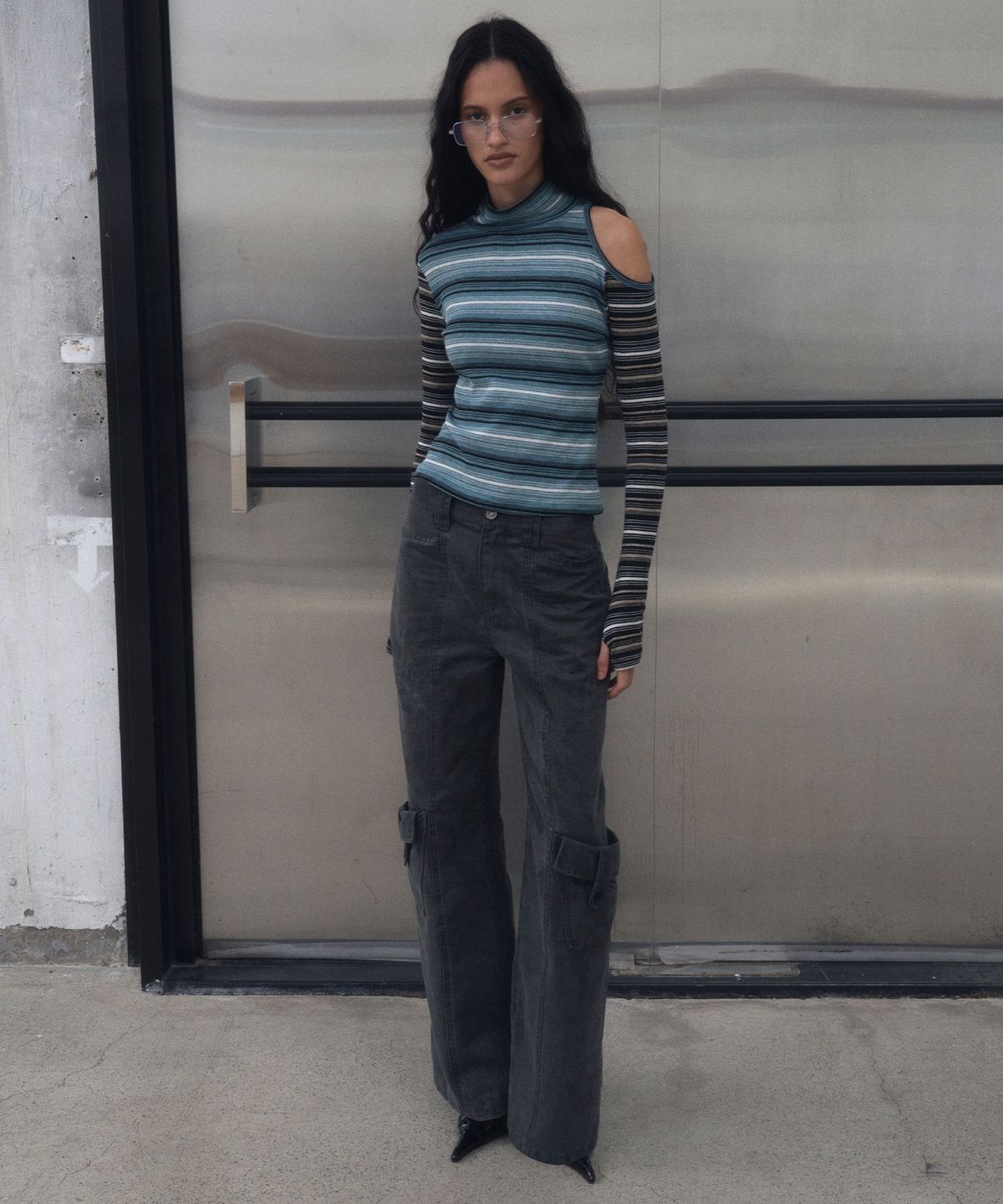 긴스키(GINSUKI) STRIPE CUTOUT TURTLENECK (BLUE)
