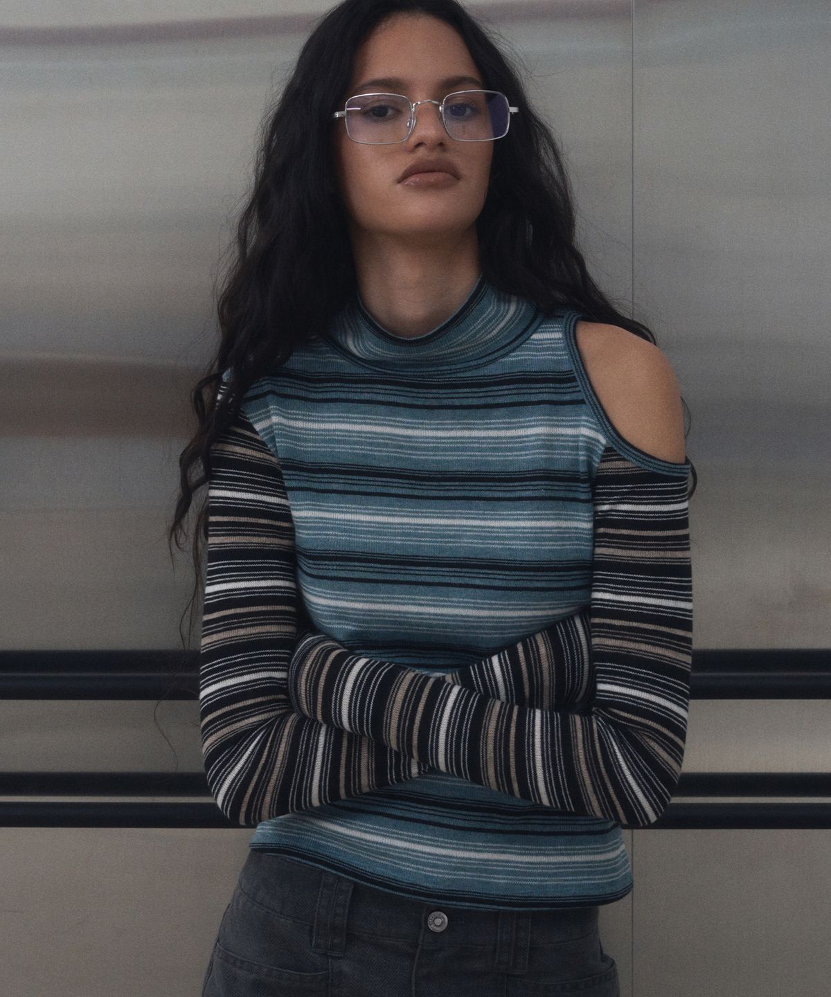 긴스키(GINSUKI) STRIPE CUTOUT TURTLENECK (BLUE)