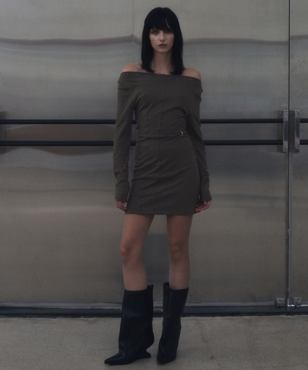긴스키(GINSUKI) [긴스키 X 물바다]OFF-SHOULDER STUDDED MINI DRESS (CHARCOAL)