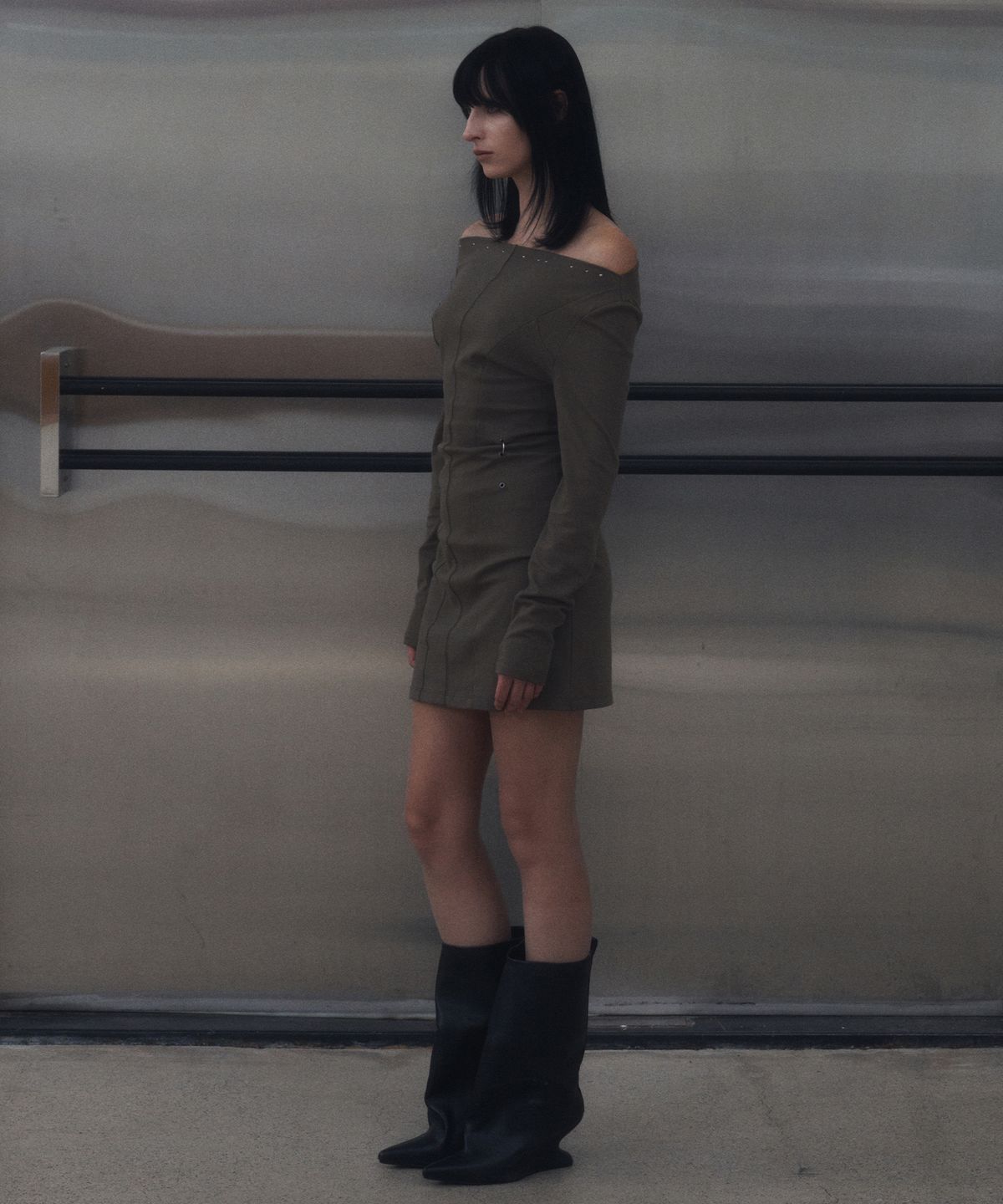 긴스키(GINSUKI) [긴스키 X 물바다]OFF-SHOULDER STUDDED MINI DRESS (CHARCOAL)