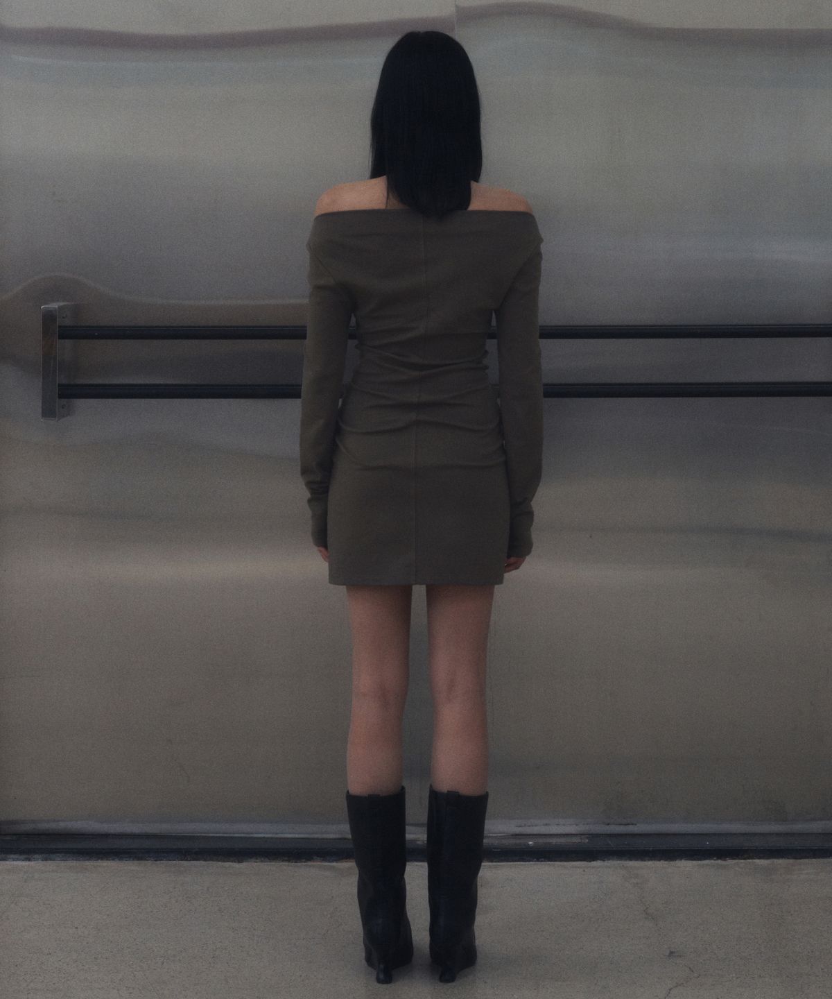 긴스키(GINSUKI) [긴스키 X 물바다]OFF-SHOULDER STUDDED MINI DRESS (CHARCOAL)