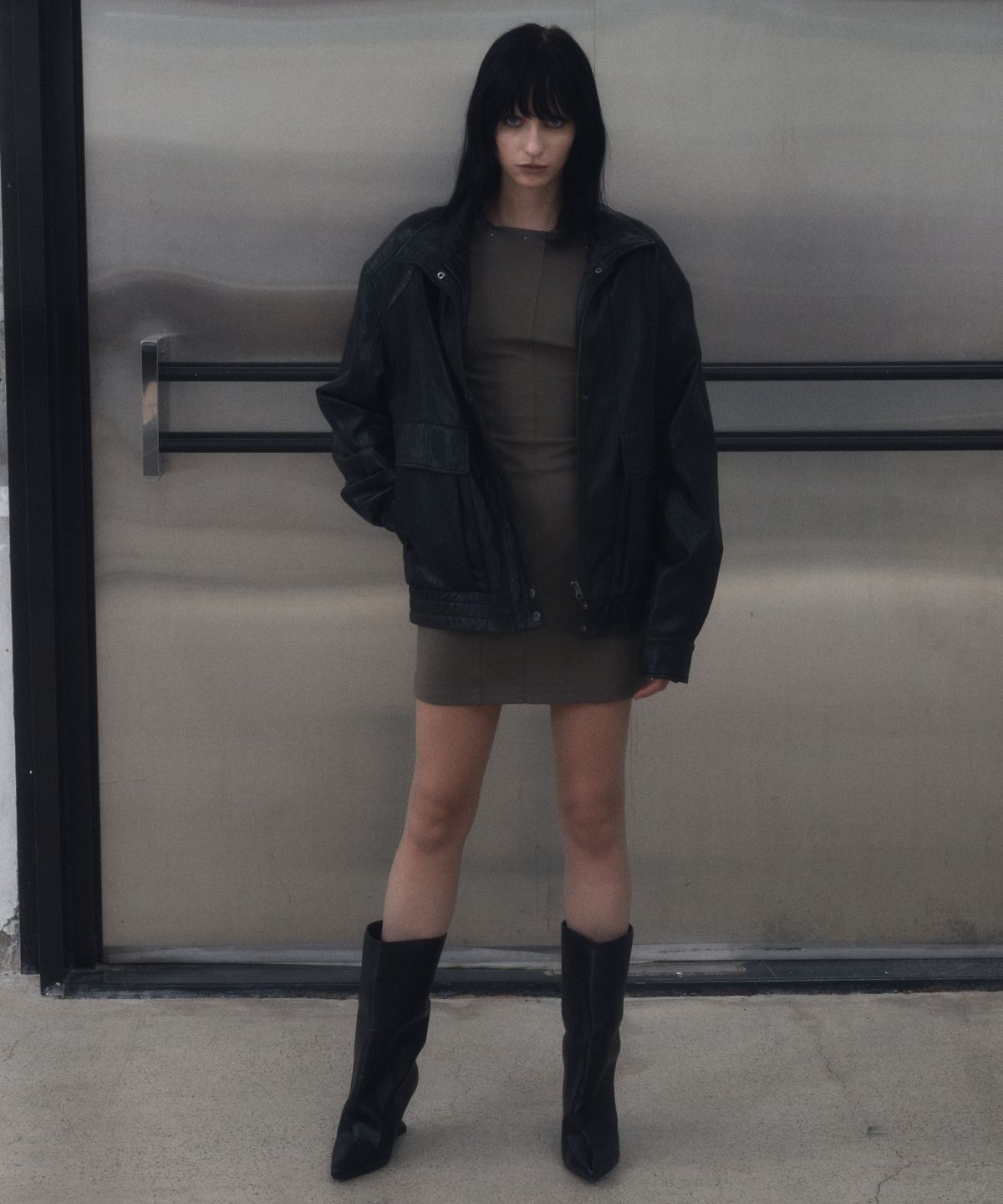 긴스키(GINSUKI) [긴스키 X 물바다]OFF-SHOULDER STUDDED MINI DRESS (CHARCOAL)