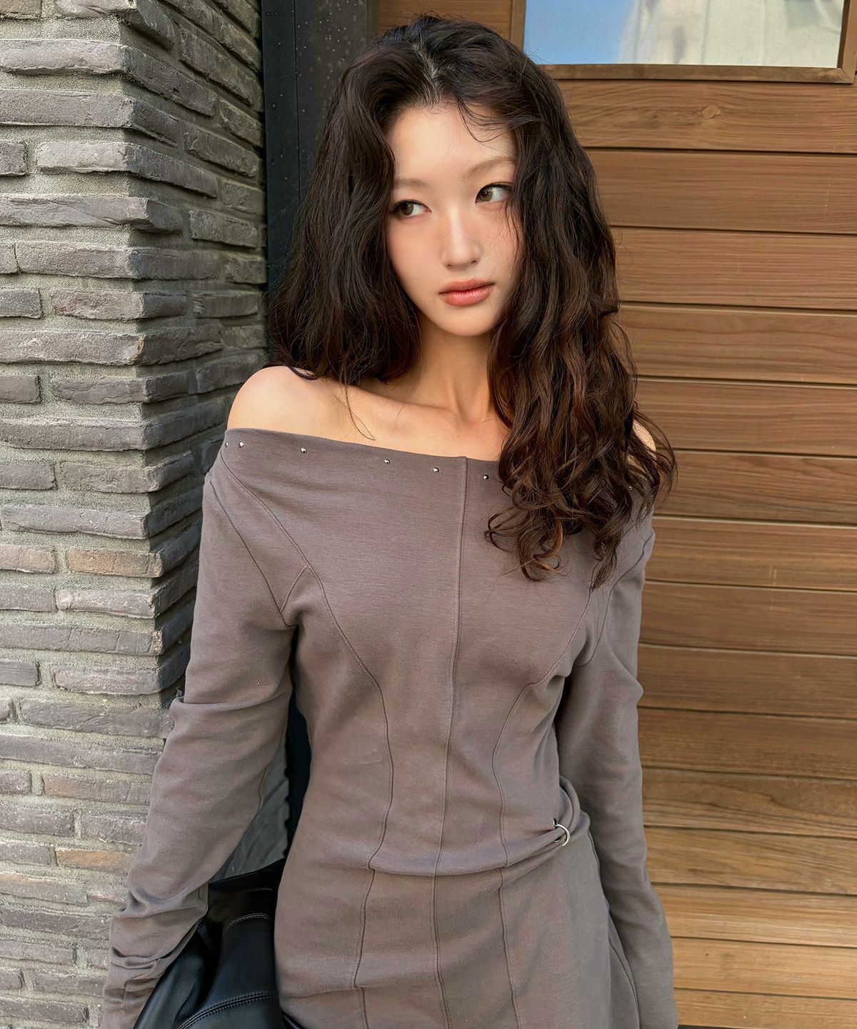 긴스키(GINSUKI) [긴스키 X 물바다]OFF-SHOULDER STUDDED MINI DRESS (CHARCOAL)