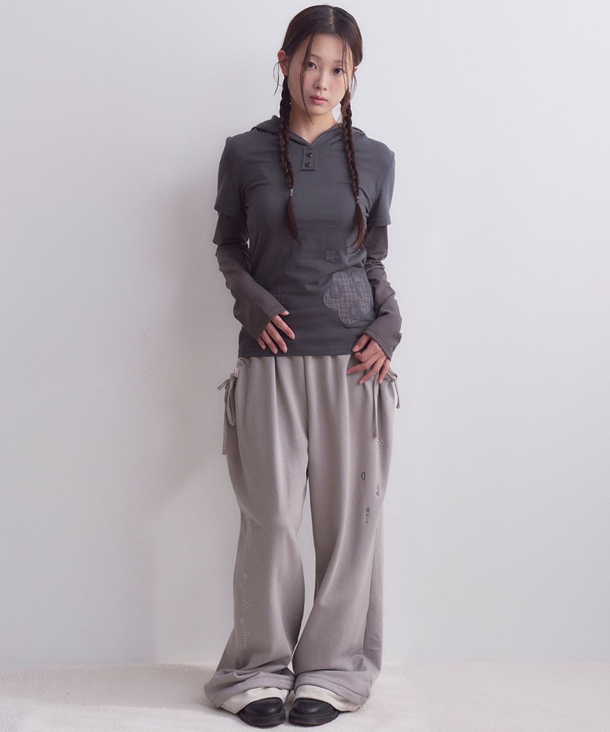 오피쉬(OAFISH) Floral Hotfix Layered Sweatpants, Gray