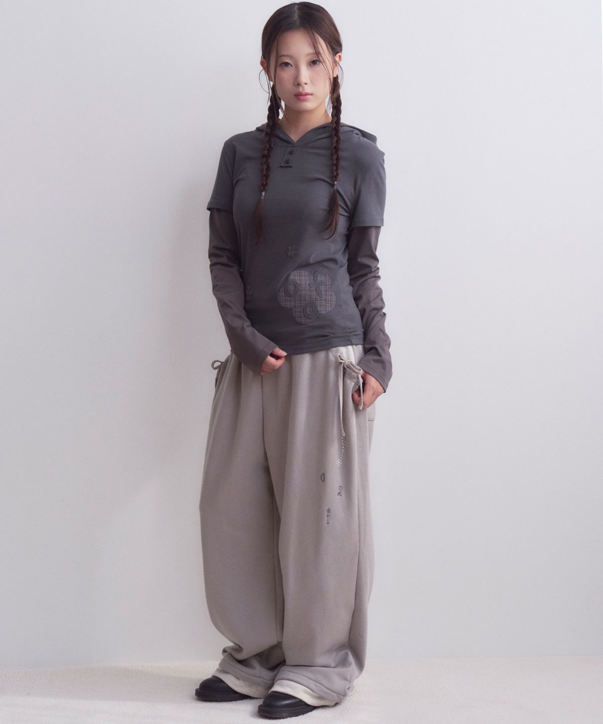 오피쉬(OAFISH) Floral Hotfix Layered Sweatpants, Gray