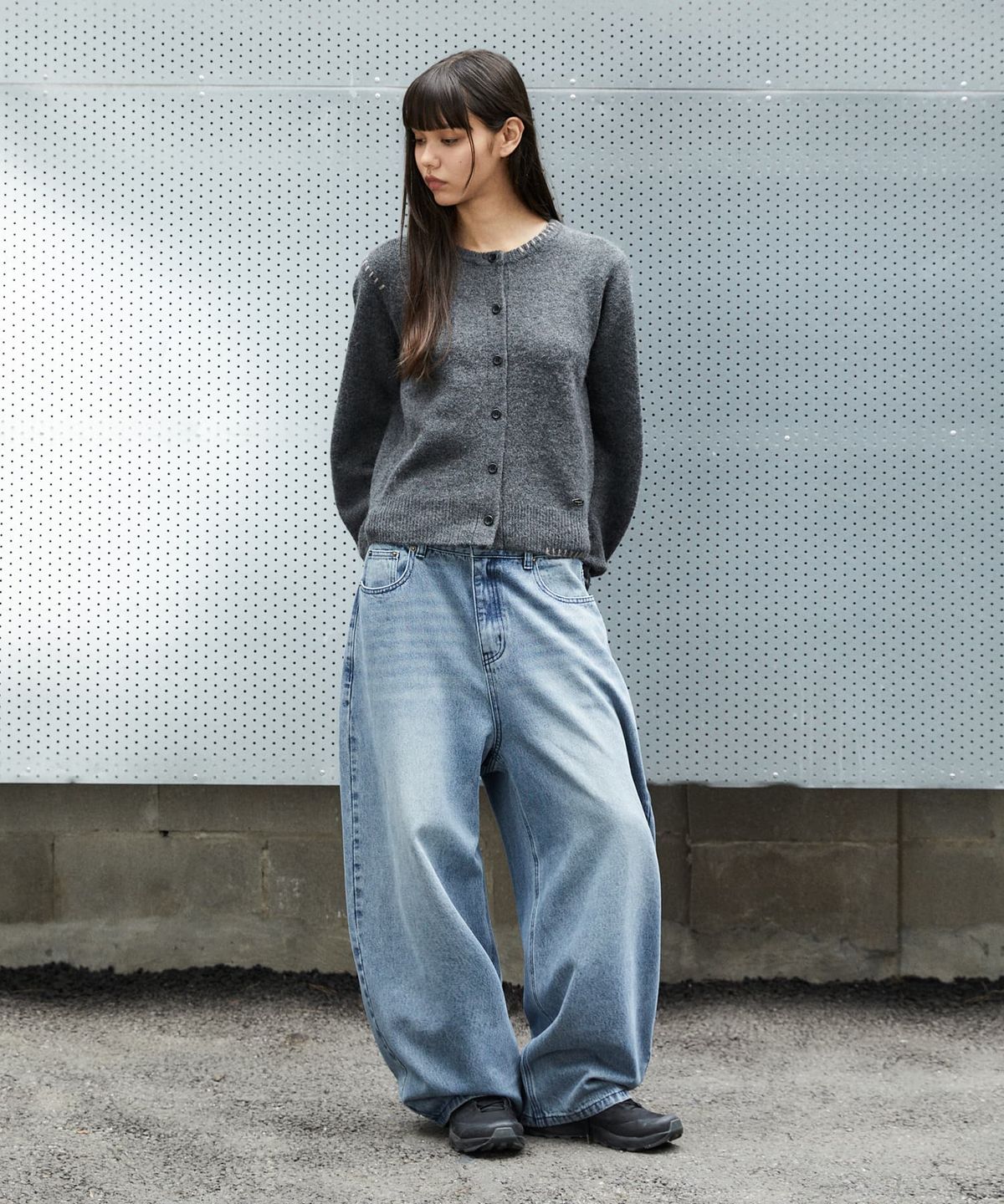 마하그리드(MAHAGRID) ROUND BUTTON UP CROP CARDIGAN[CHARCOAL]