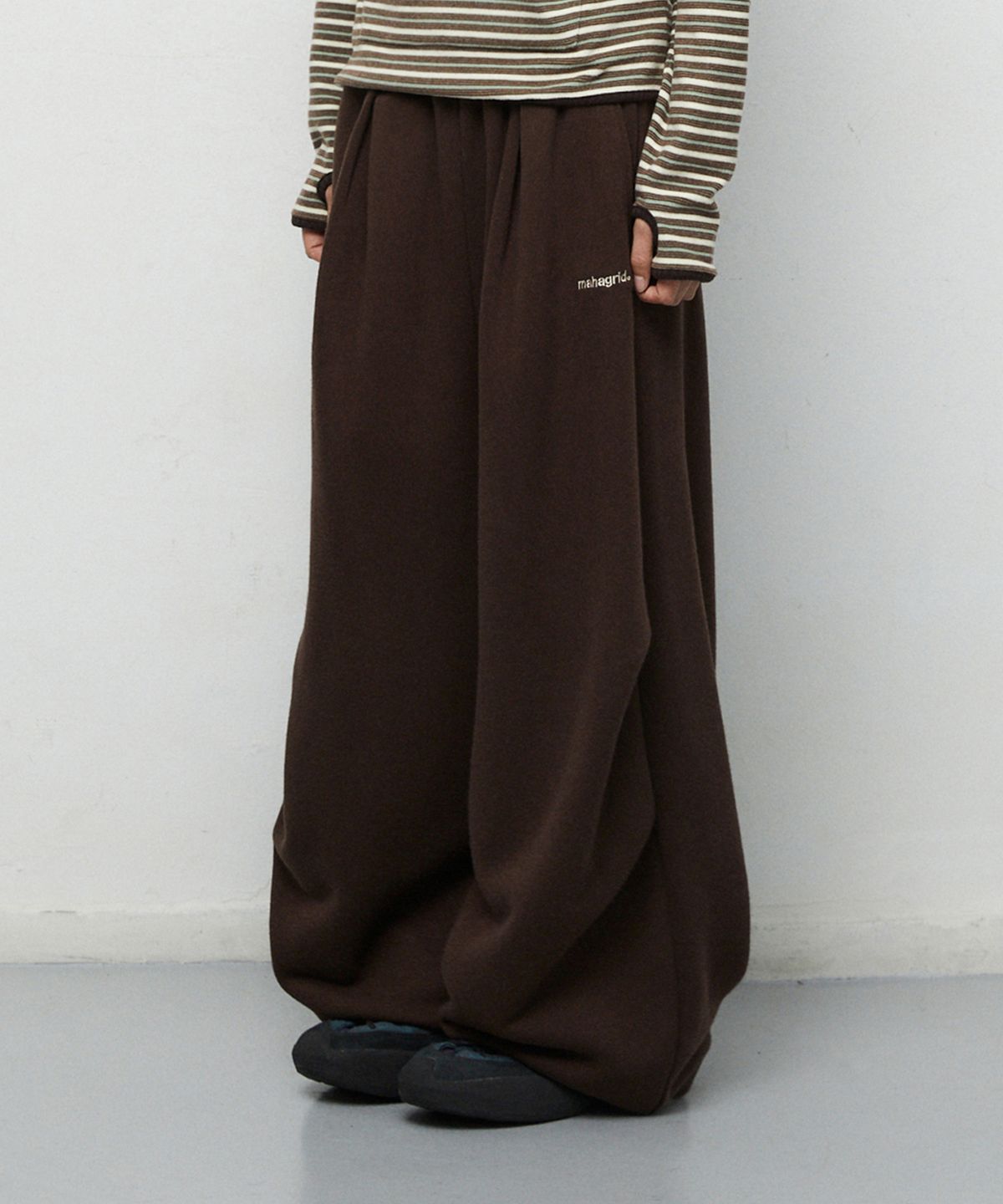 마하그리드(MAHAGRID) TWO-TUCK WIDE SWEAT PANTS[BLACK]