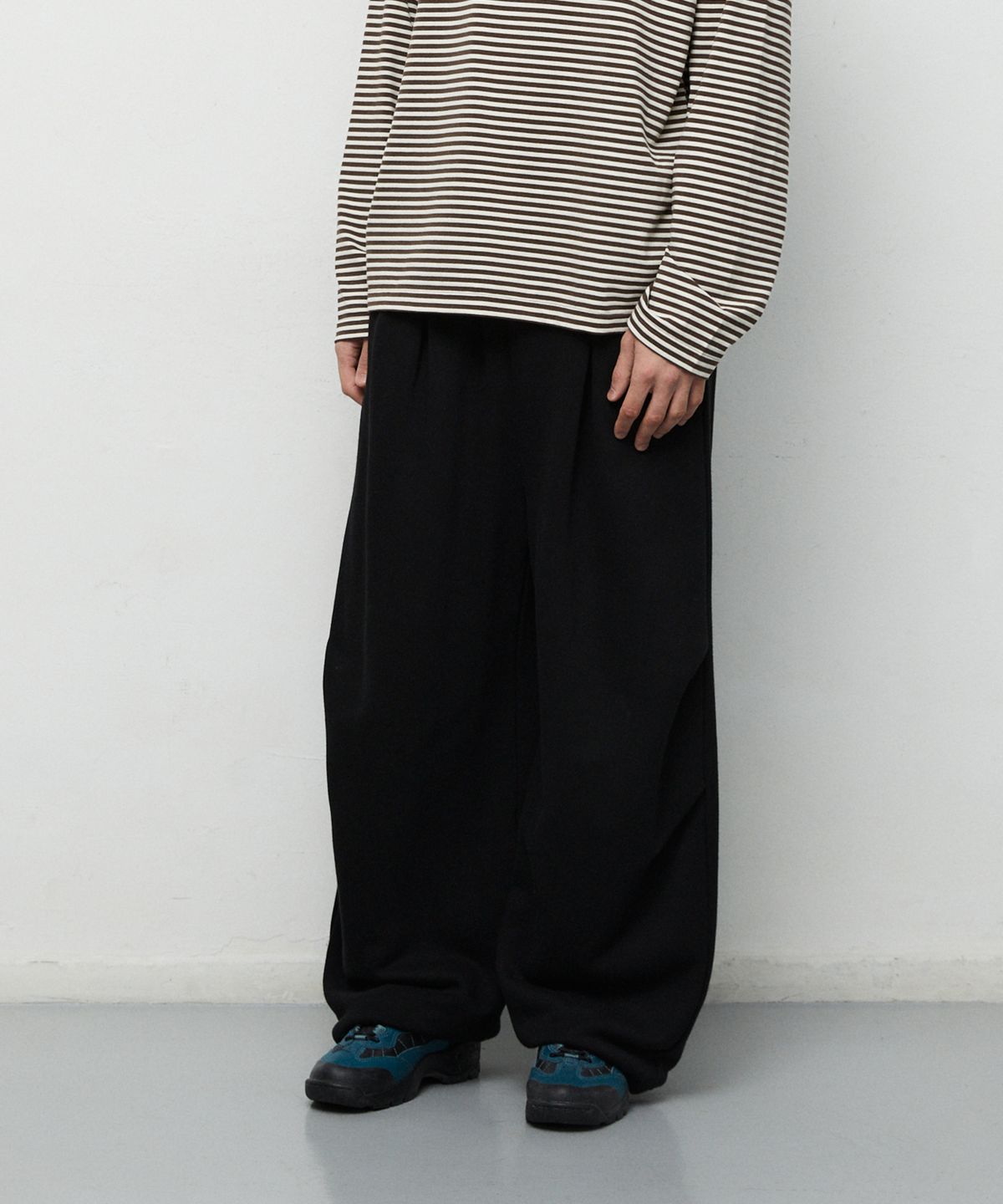마하그리드(MAHAGRID) TWO-TUCK WIDE SWEAT PANTS[BLACK]