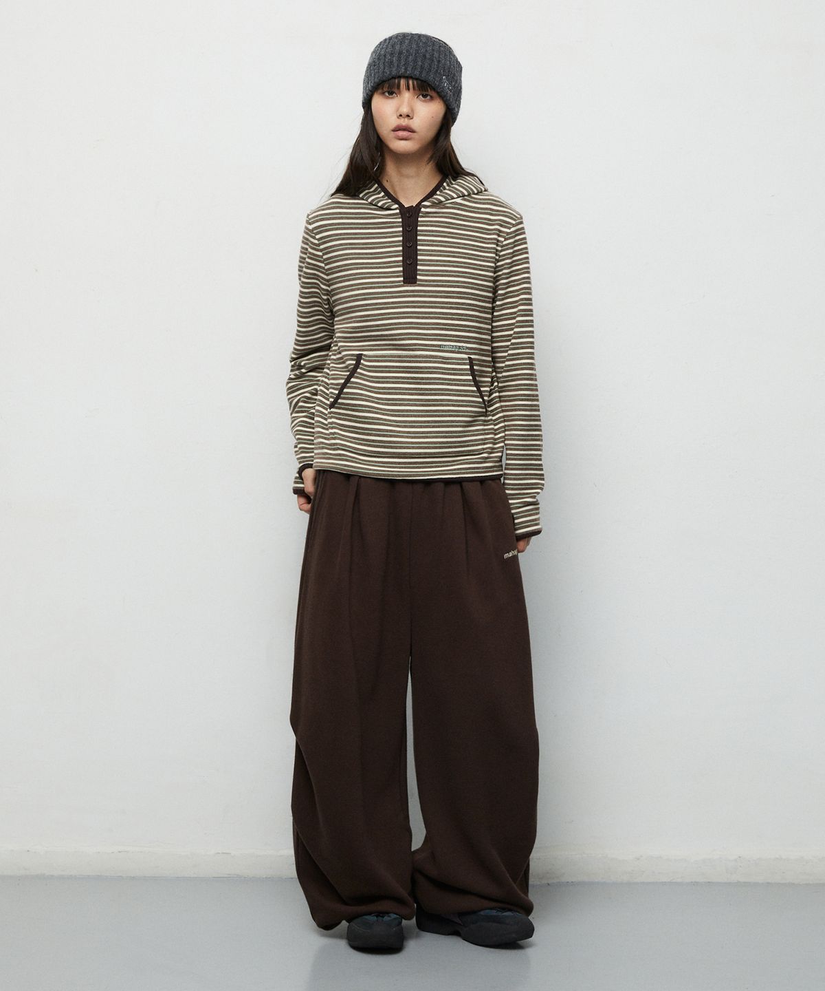 마하그리드(MAHAGRID) TWO-TUCK WIDE SWEAT PANTS[BROWN]