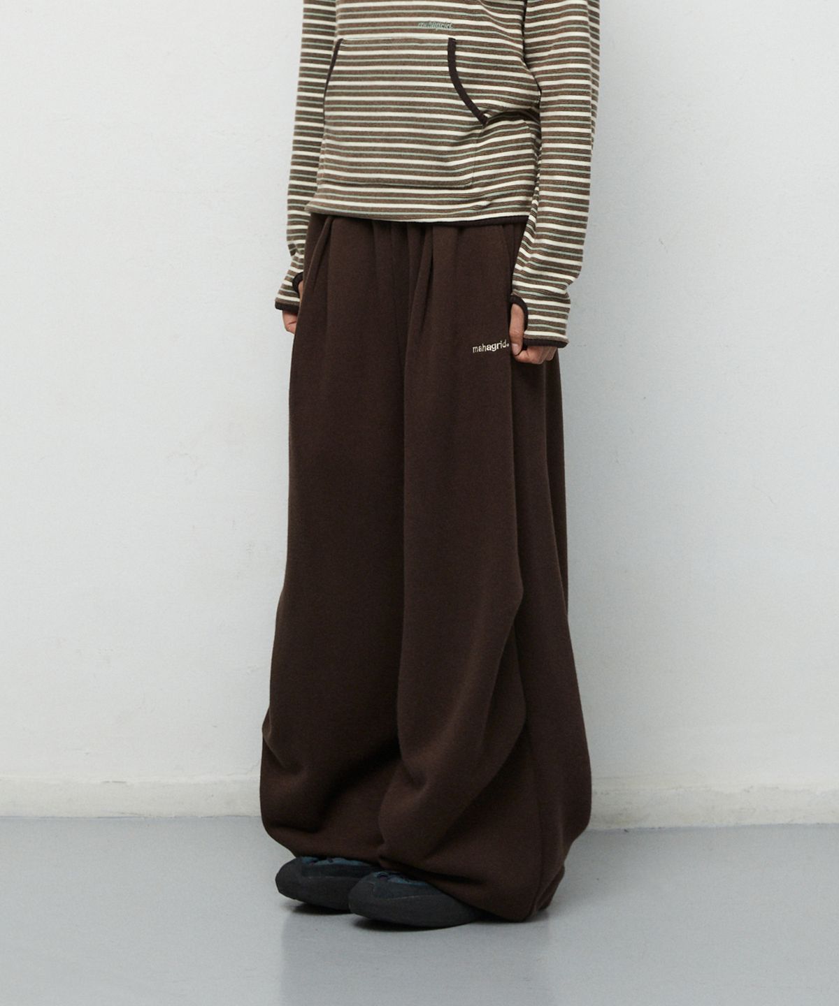 마하그리드(MAHAGRID) TWO-TUCK WIDE SWEAT PANTS[BROWN]