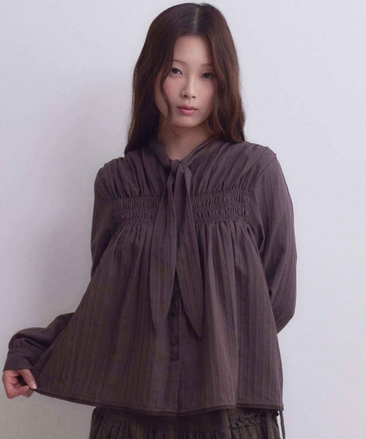 오피쉬(OAFISH) Smocked Tie Blouse, Brown
