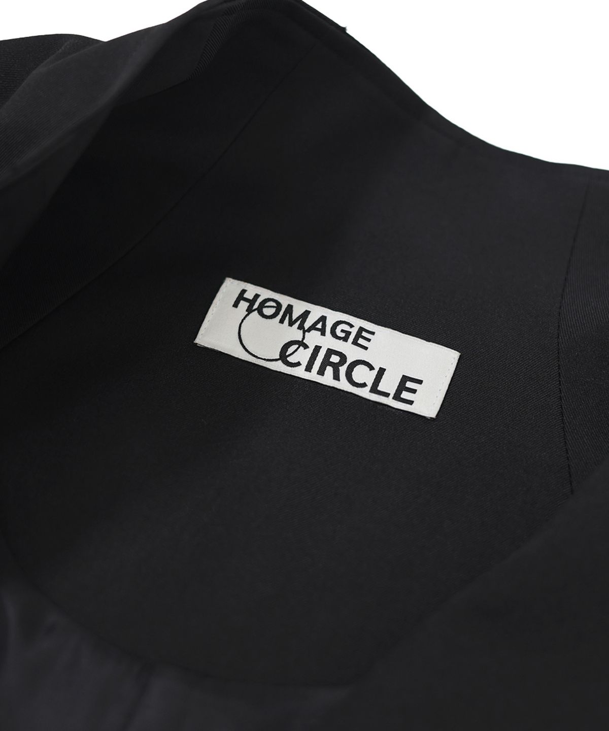 오마주 서클(HOMAGE CIRCLE) 비대칭 드레이핑 베스트