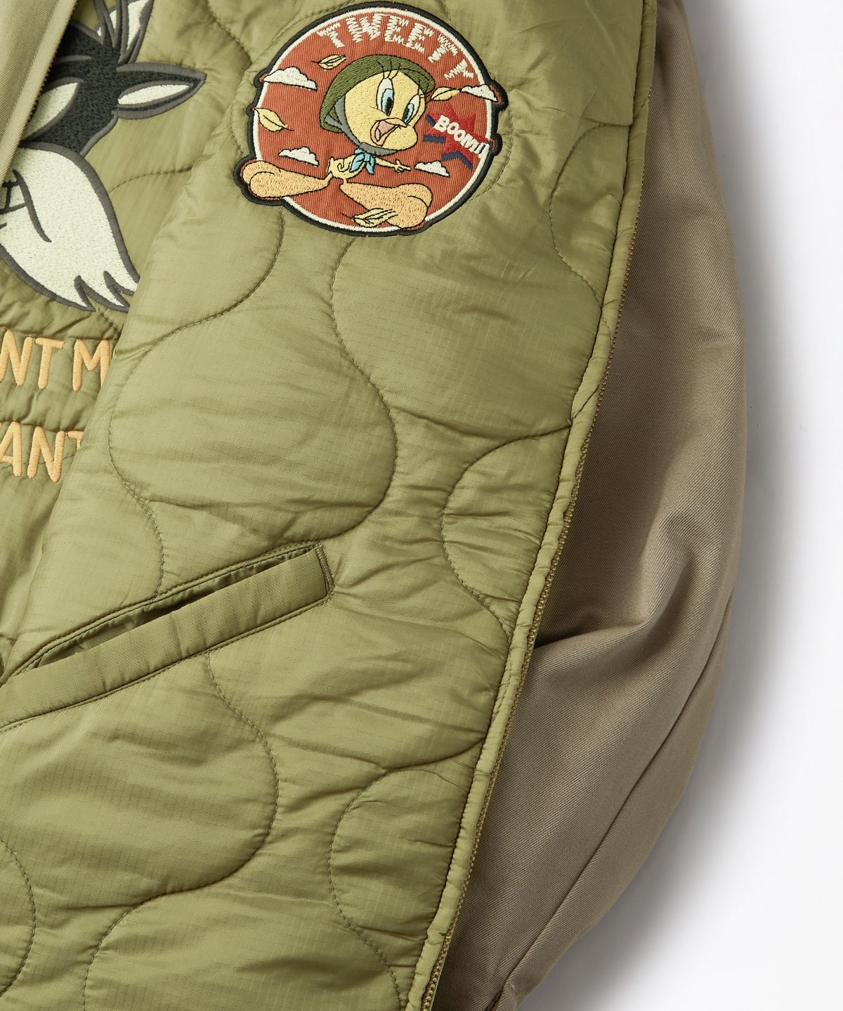 아웃스탠딩(OUTSTANDING) [LOONEY TUNES] REVERSIBLE QUILTED JACKET_KHAKI/OLIVE GREEN