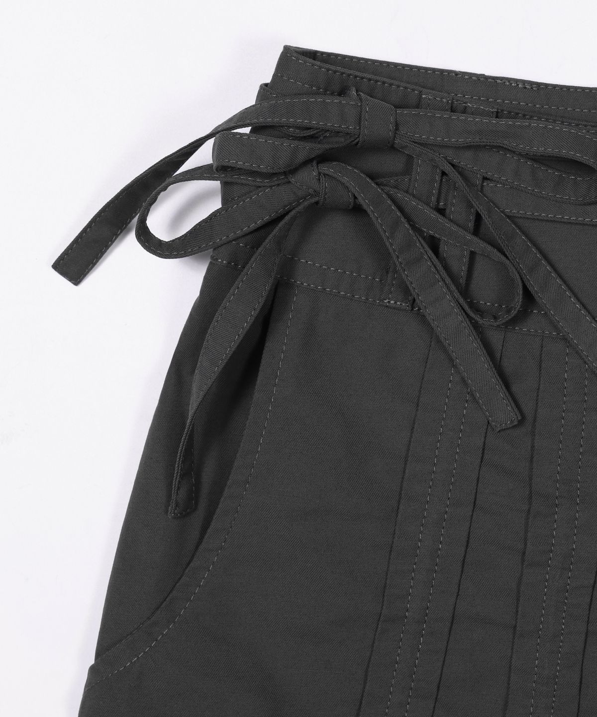 카이파이(KAIFAI) 러치드 미디 스커트 (차콜) K26ZC750