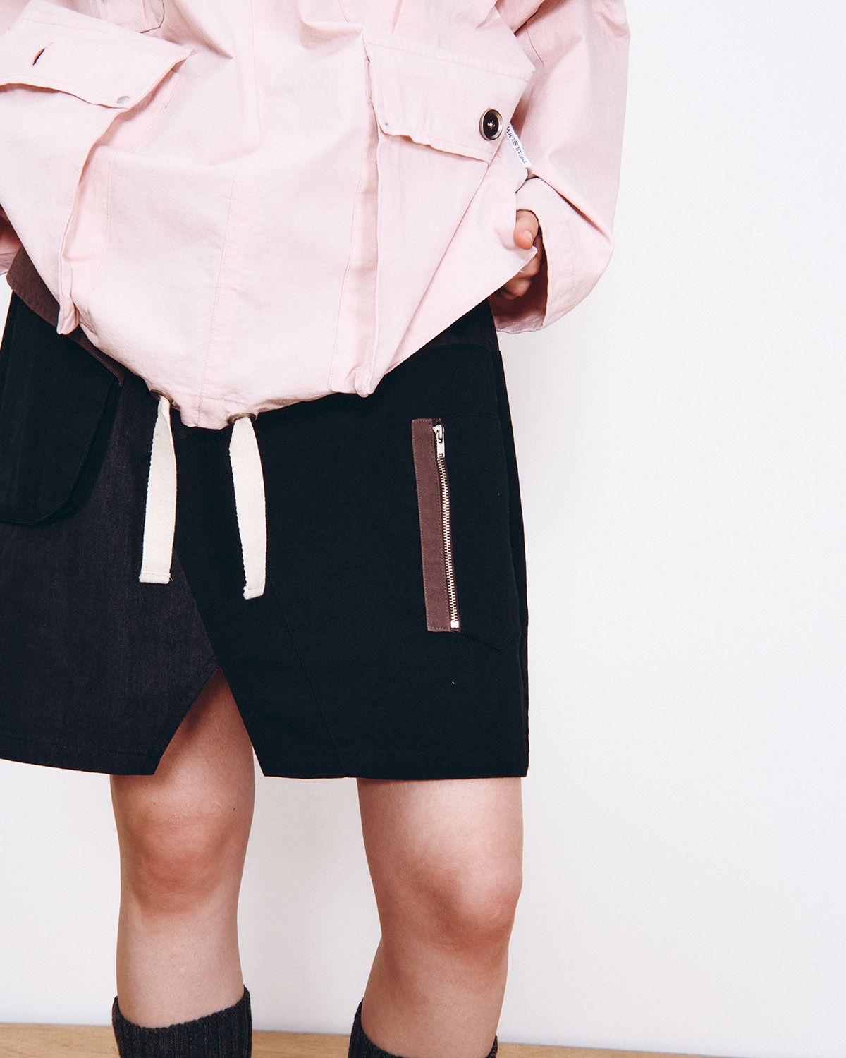더뮤지엄비지터(THEMUSEUMVISITOR) W UTILITY CARGO MIDI SKIRT (INDIGO)