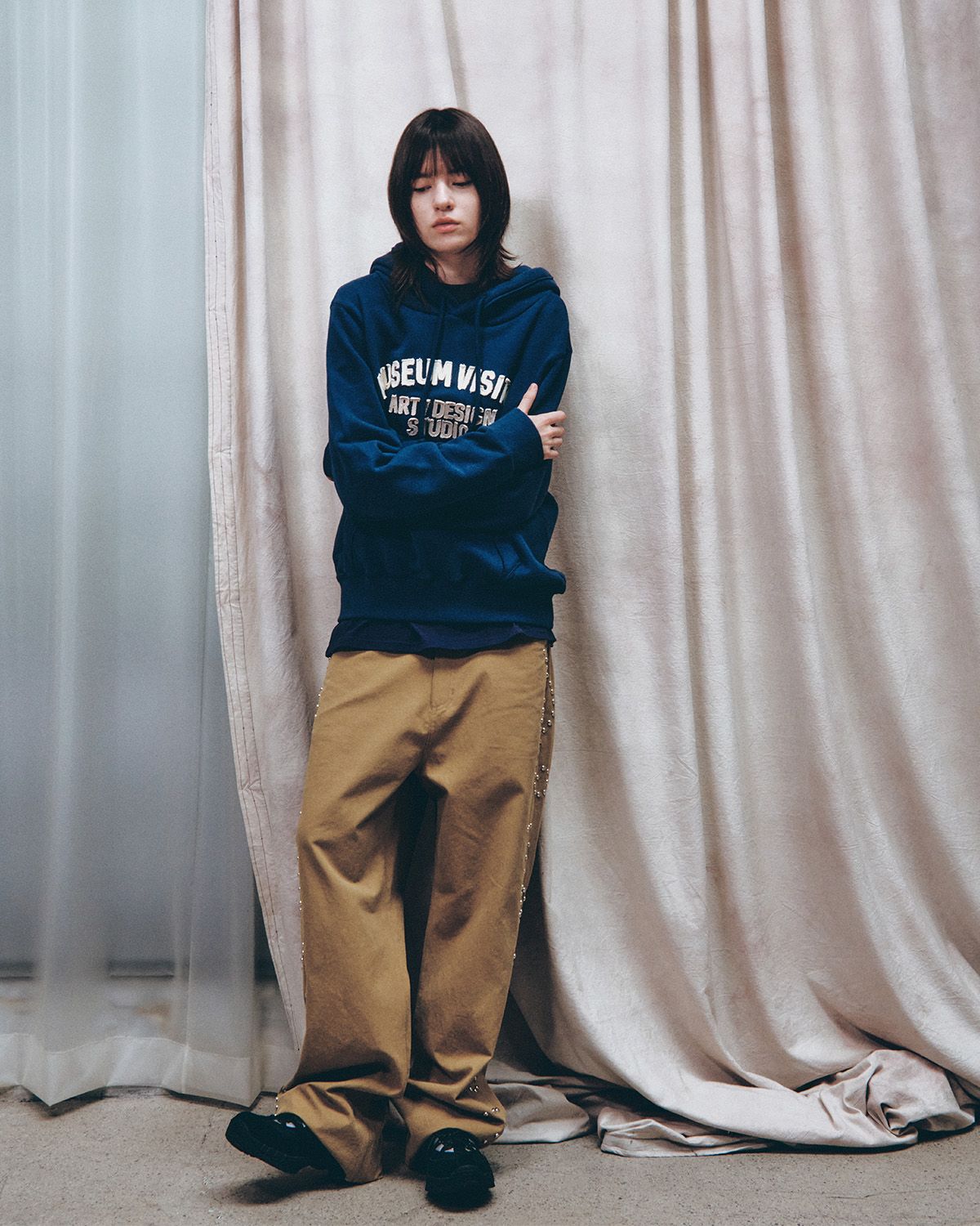 더뮤지엄비지터(THEMUSEUMVISITOR) MUSEUM APPLIQUE HOODIE (NAVY)