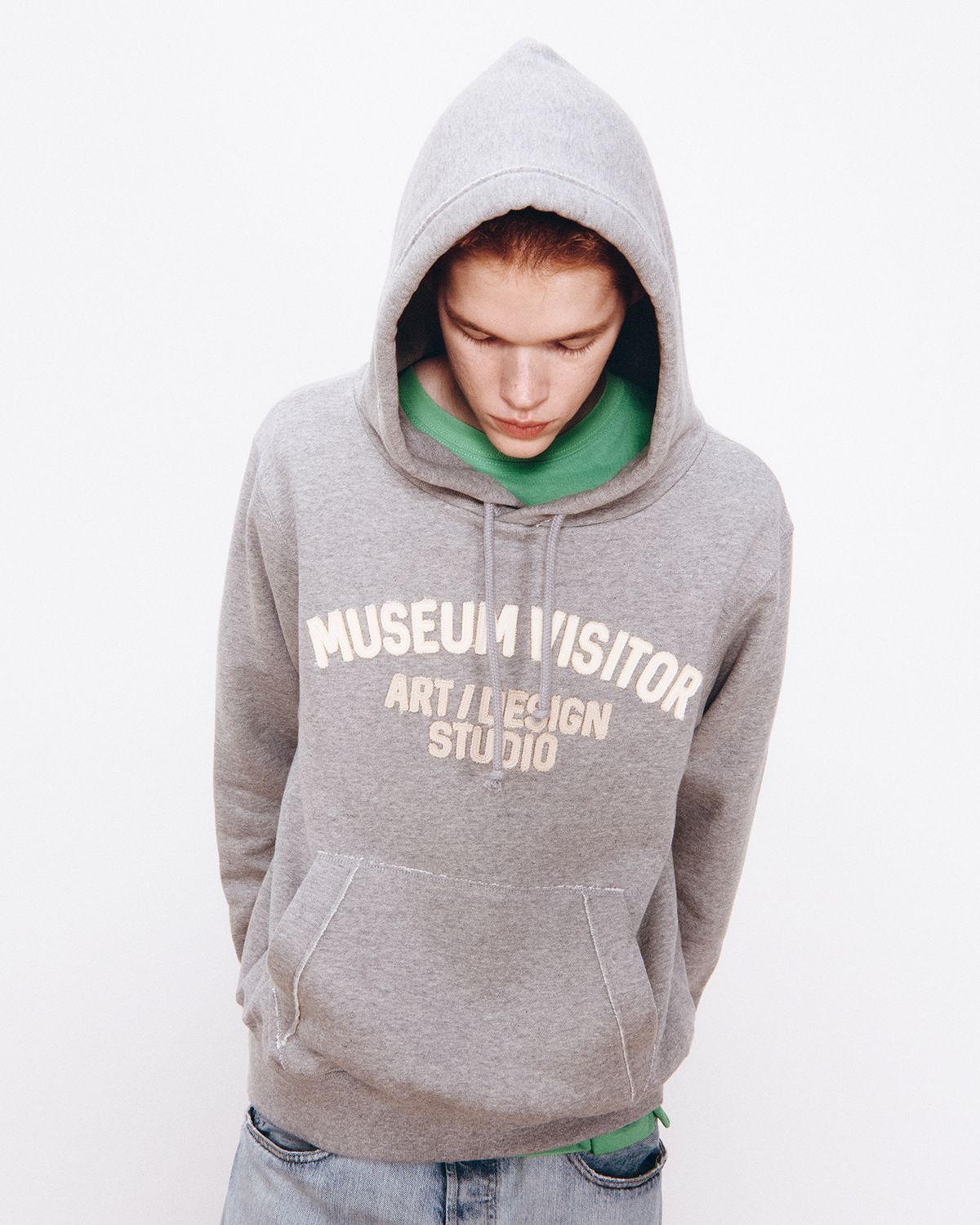 더뮤지엄비지터(THEMUSEUMVISITOR) MUSEUM APPLIQUE HOODIE (MELANGE GREY)