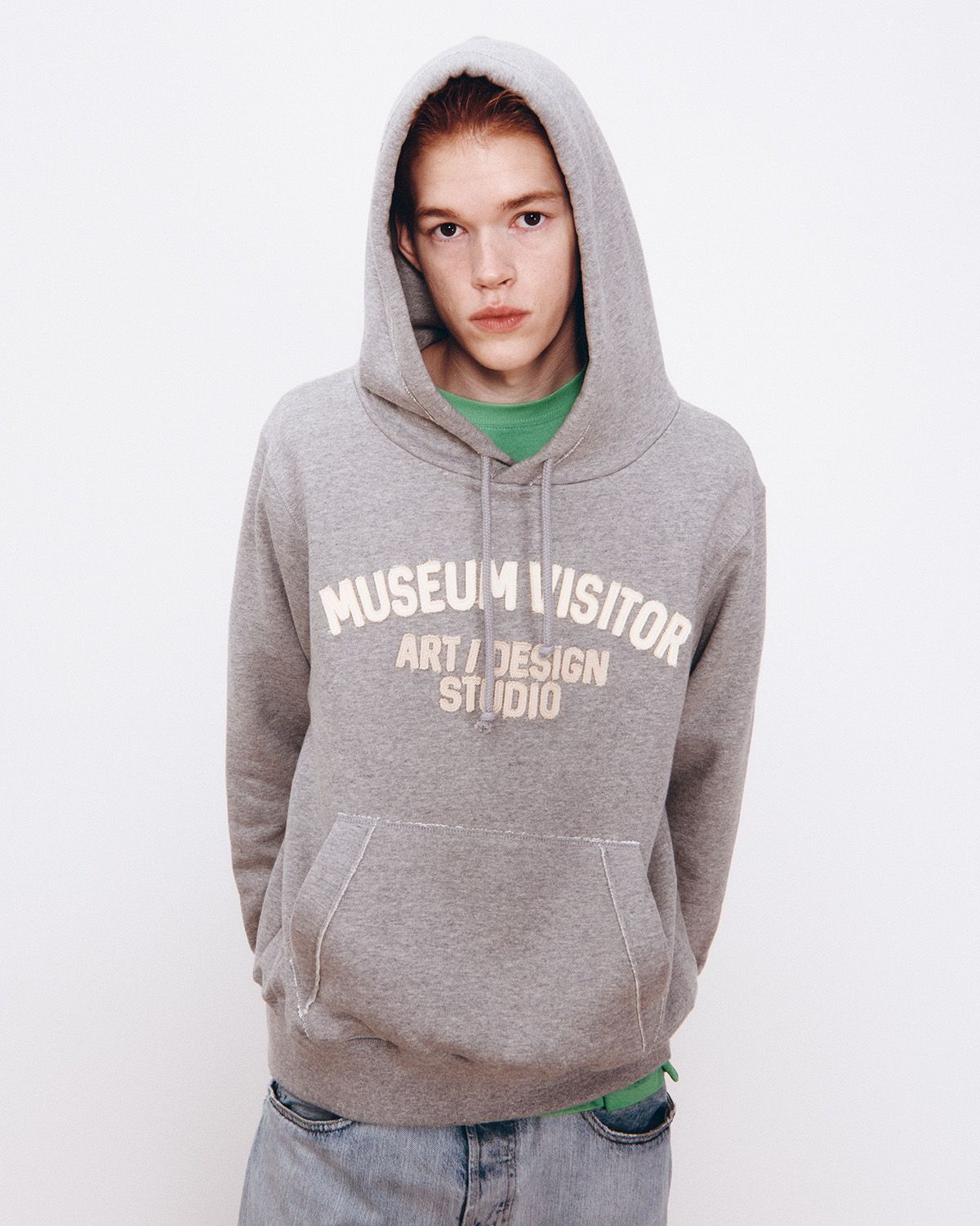 더뮤지엄비지터(THEMUSEUMVISITOR) MUSEUM APPLIQUE HOODIE (MELANGE GREY)