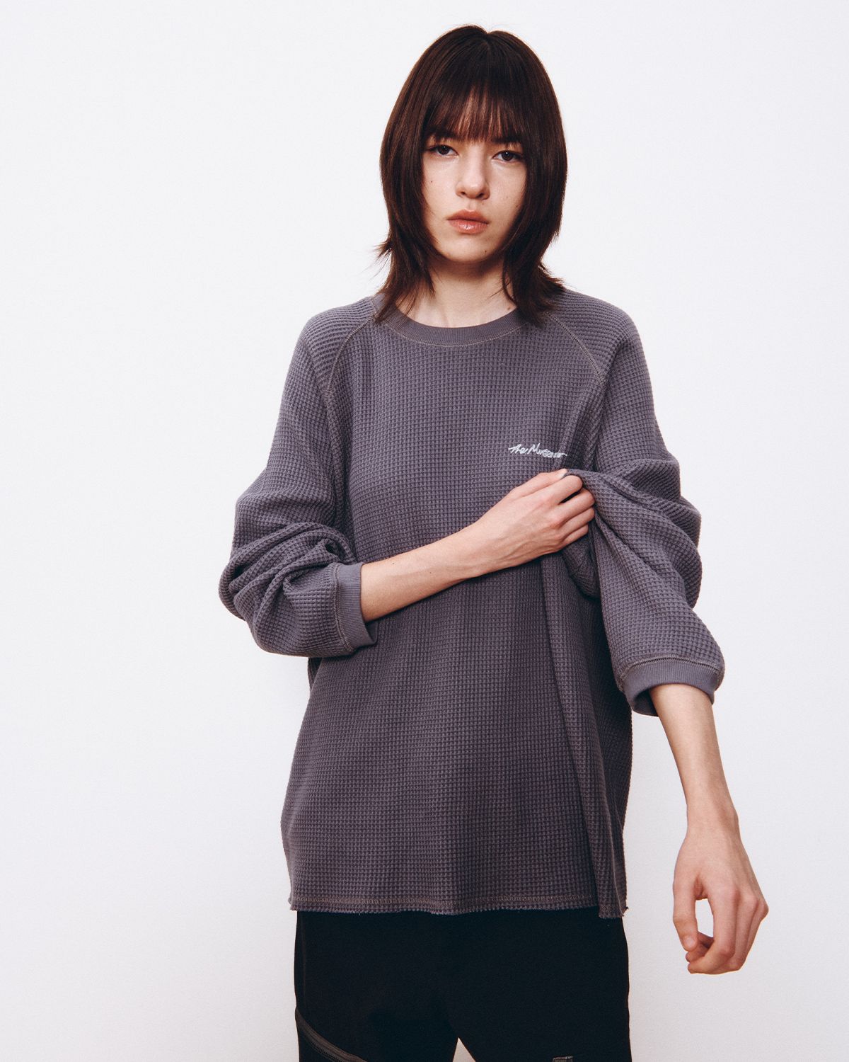 더뮤지엄비지터(THEMUSEUMVISITOR) WAFFLE RAGLAN LONG SLEEVE (CHARCOAL)