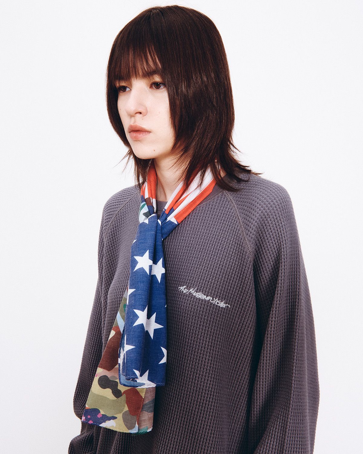 더뮤지엄비지터(THEMUSEUMVISITOR) WAFFLE RAGLAN LONG SLEEVE (CHARCOAL)