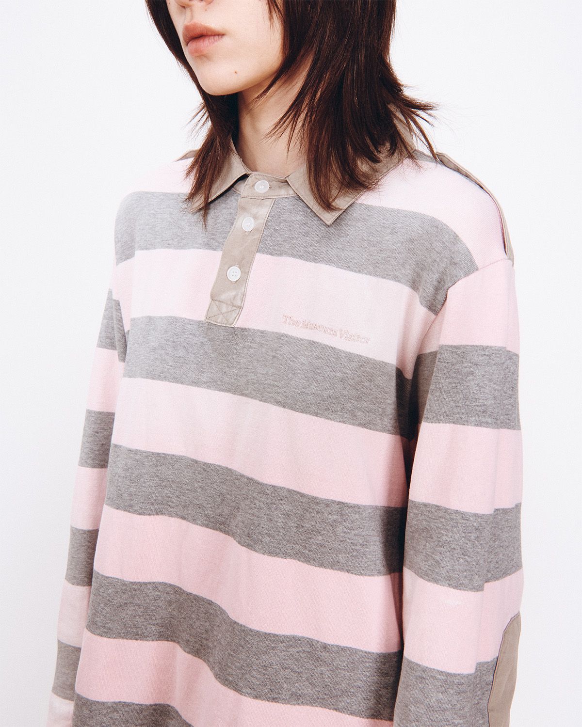 더뮤지엄비지터(THEMUSEUMVISITOR) EPAULETTE PATCH PK LONG SLEEVE (PINK)