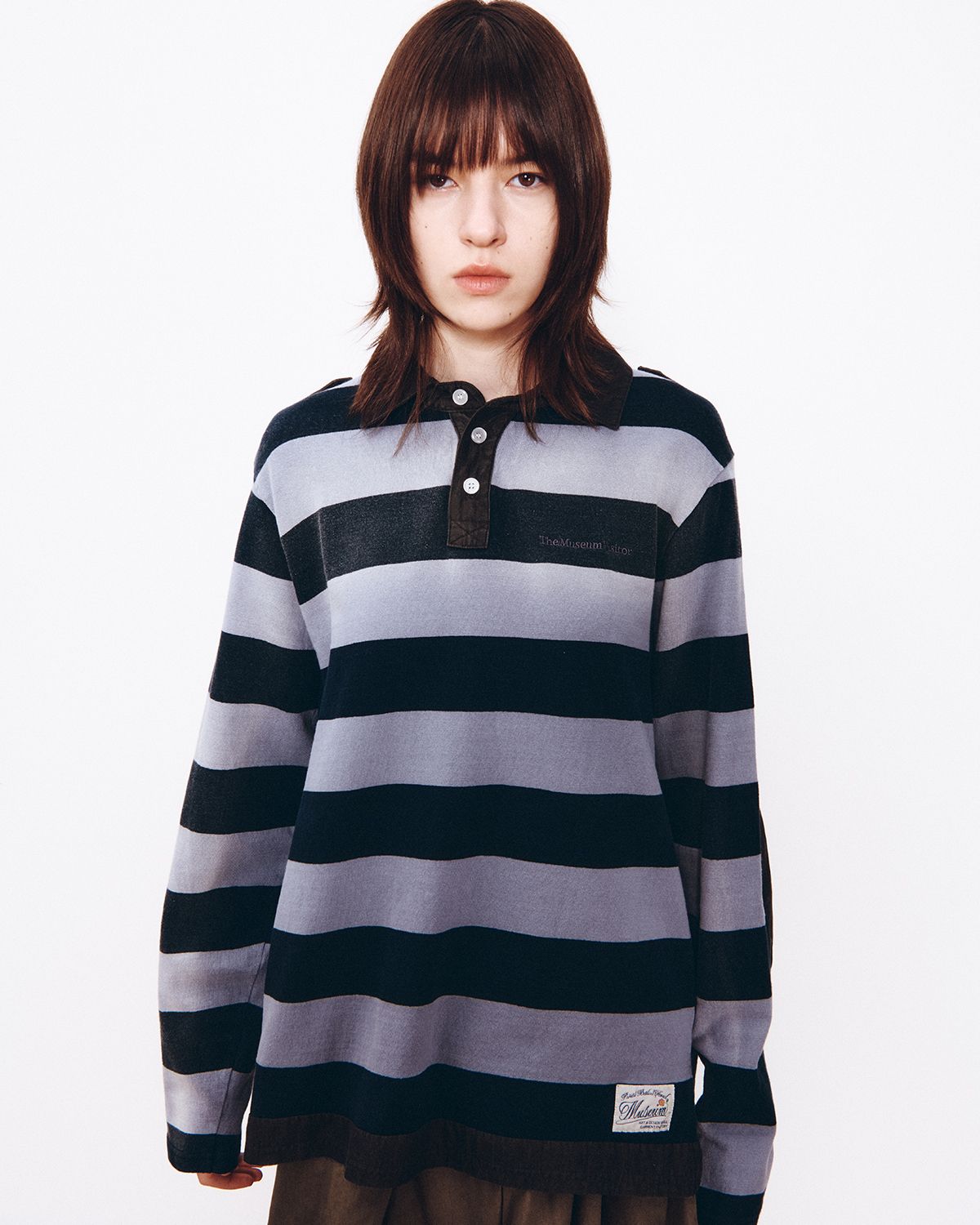 더뮤지엄비지터(THEMUSEUMVISITOR) EPAULETTE PATCH PK LONG SLEEVE (NAVY)