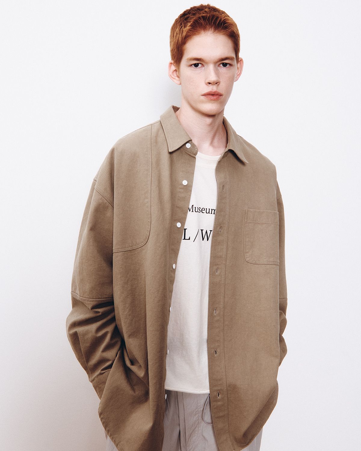 더뮤지엄비지터(THEMUSEUMVISITOR) BUTTON-UP WASHED SHIRT (KHAKI)