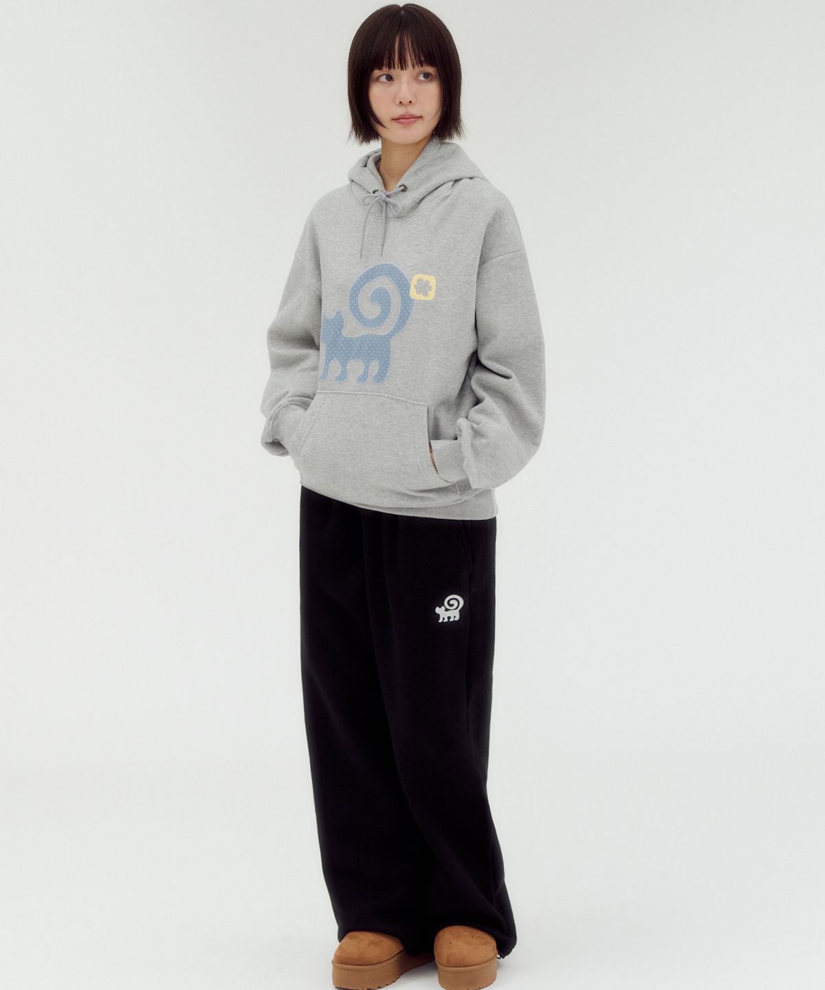 엠블러(AMBLER) Star Curly Cat 아플리케 자수 스트링 와이드 스웨트 팬츠 AP1004 (블랙)