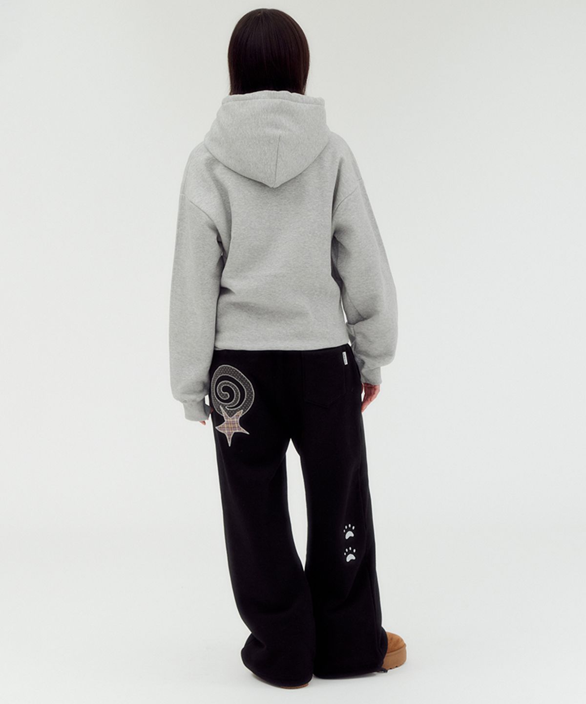 엠블러(AMBLER) Star Curly Cat 아플리케 자수 스트링 와이드 스웨트 팬츠 AP1004 (블랙)