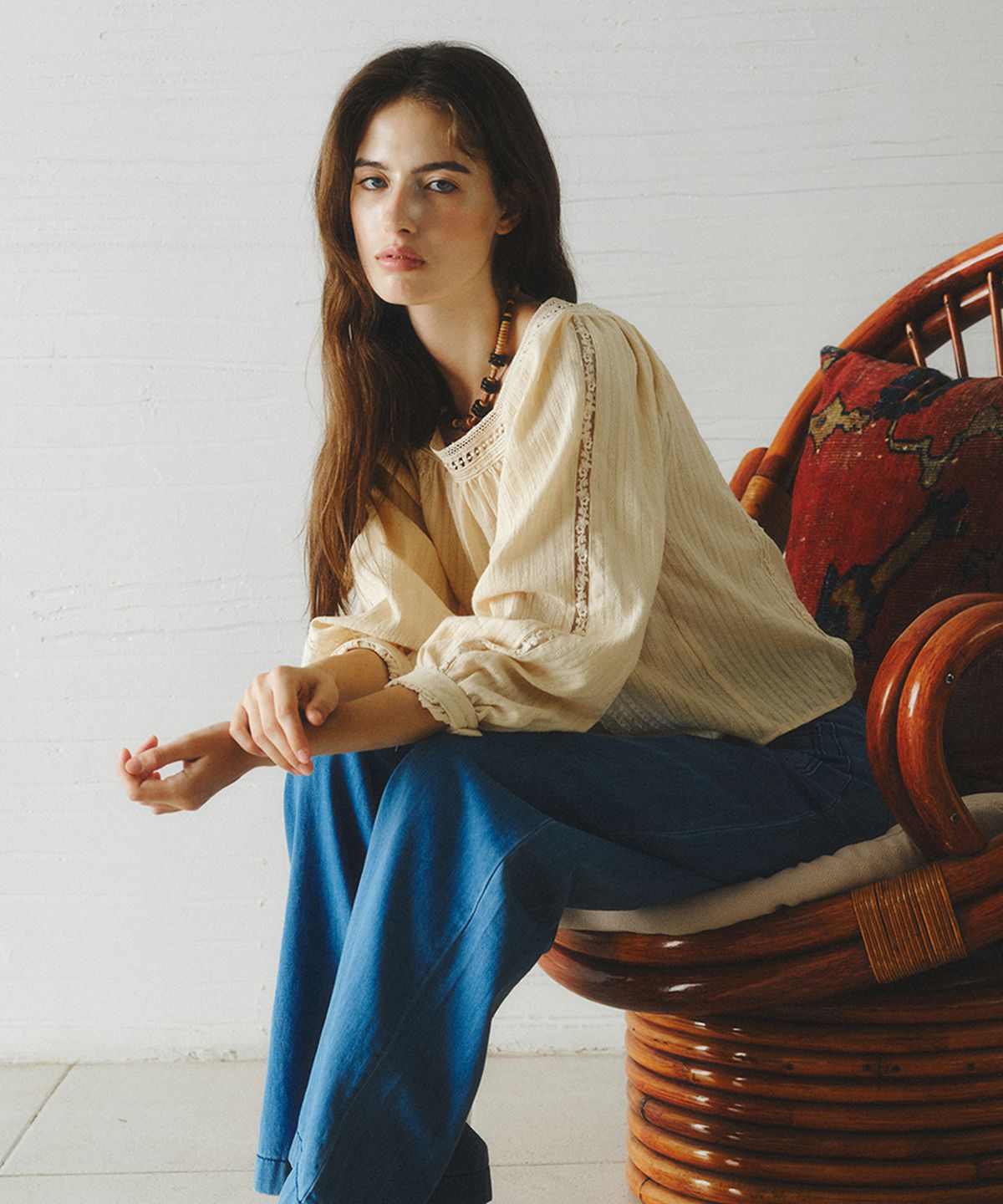 르니나(LENINA) LAPUTA square-neck lace blouse_BUTTER