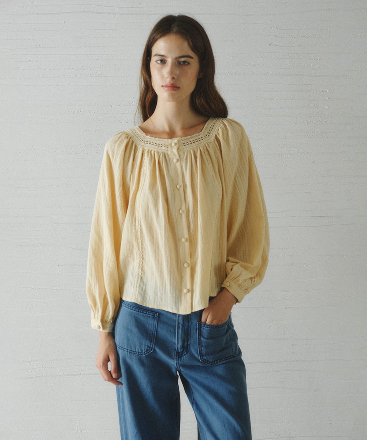 르니나(LENINA) LAPUTA square-neck lace blouse_BUTTER