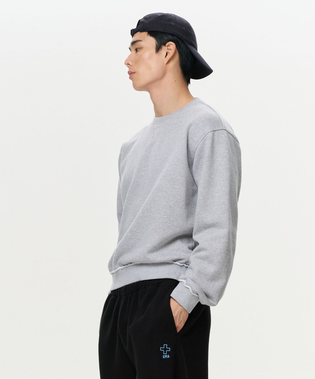 이알에이(ERA) UNISEX ERA RAW EDGE SWEATSHIRT - GRAY