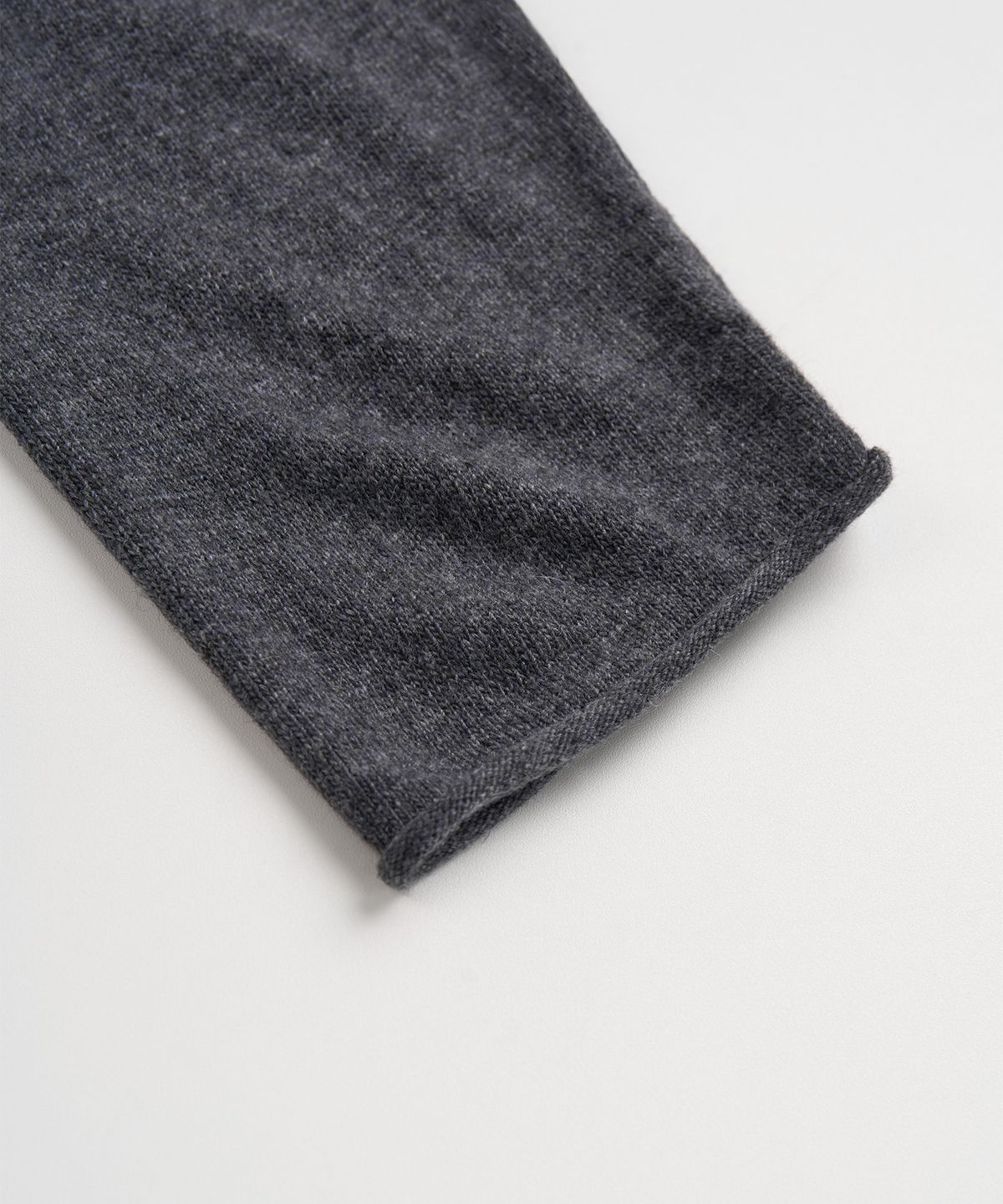 엑스컨테이너(EXCONTAINER) 롤링 크롭 니트 (CHARCOAL)