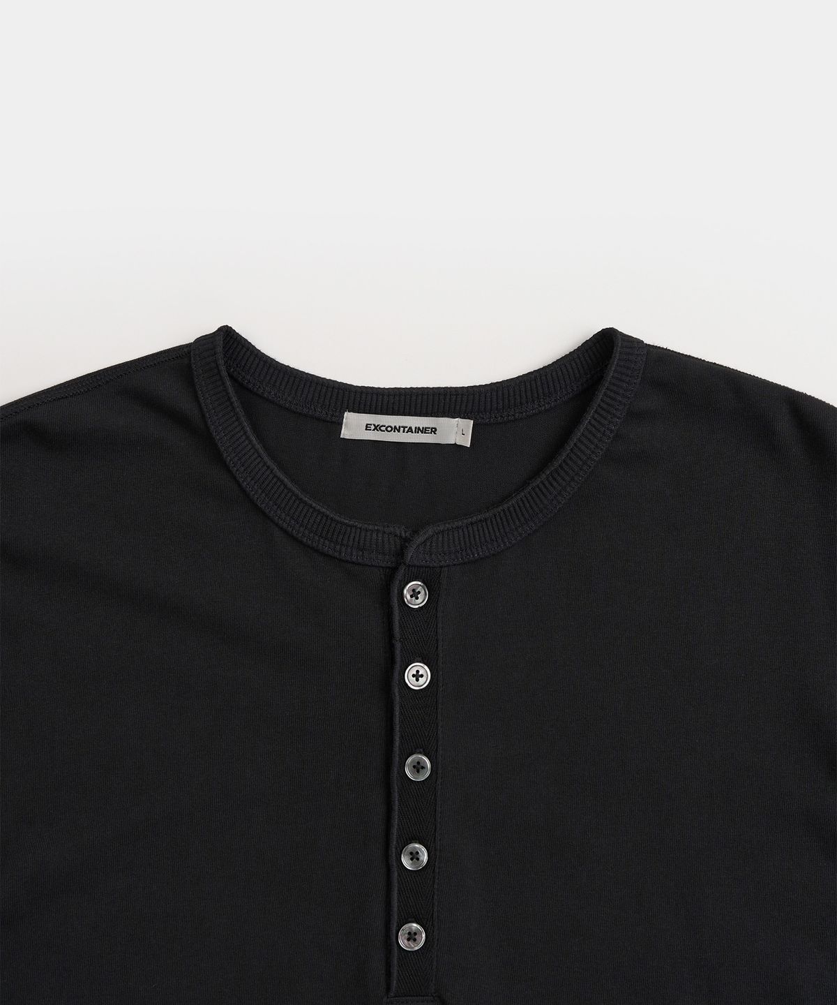 엑스컨테이너(EXCONTAINER) 빈티지 크롭 헨리넥 롱슬리브 (BLACK)