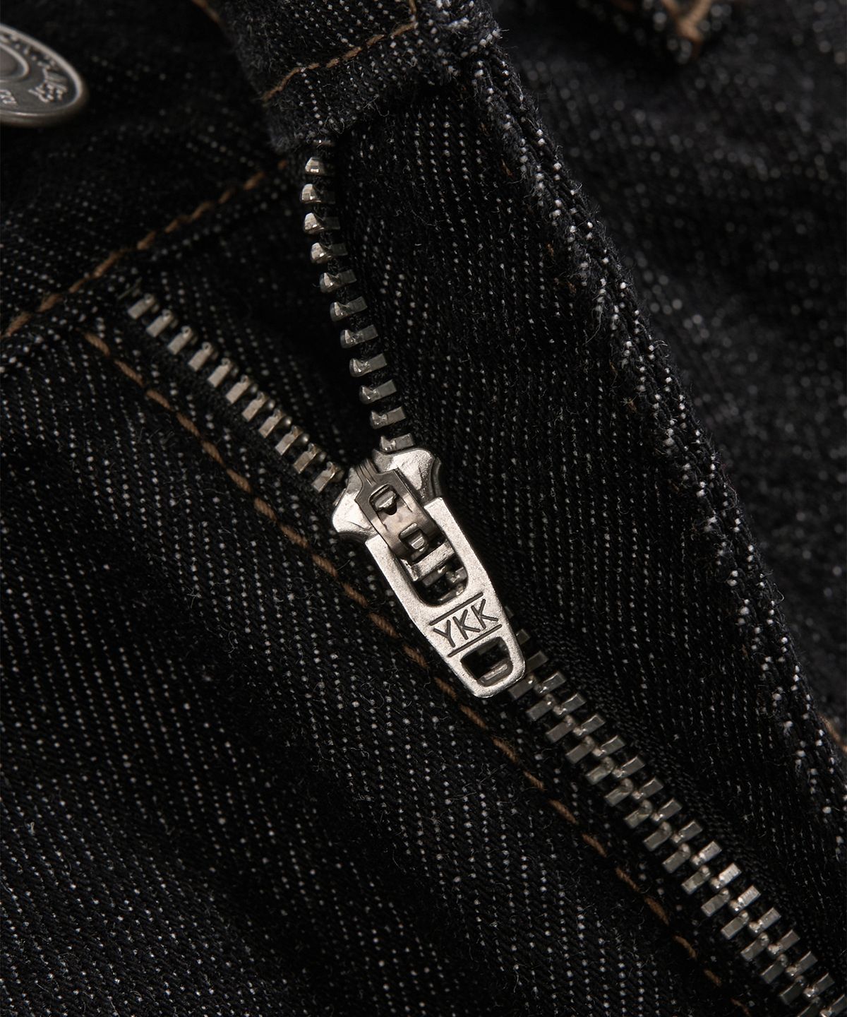 엑스컨테이너(EXCONTAINER) 엠보 레귤러 데님 팬츠 (BLACK)