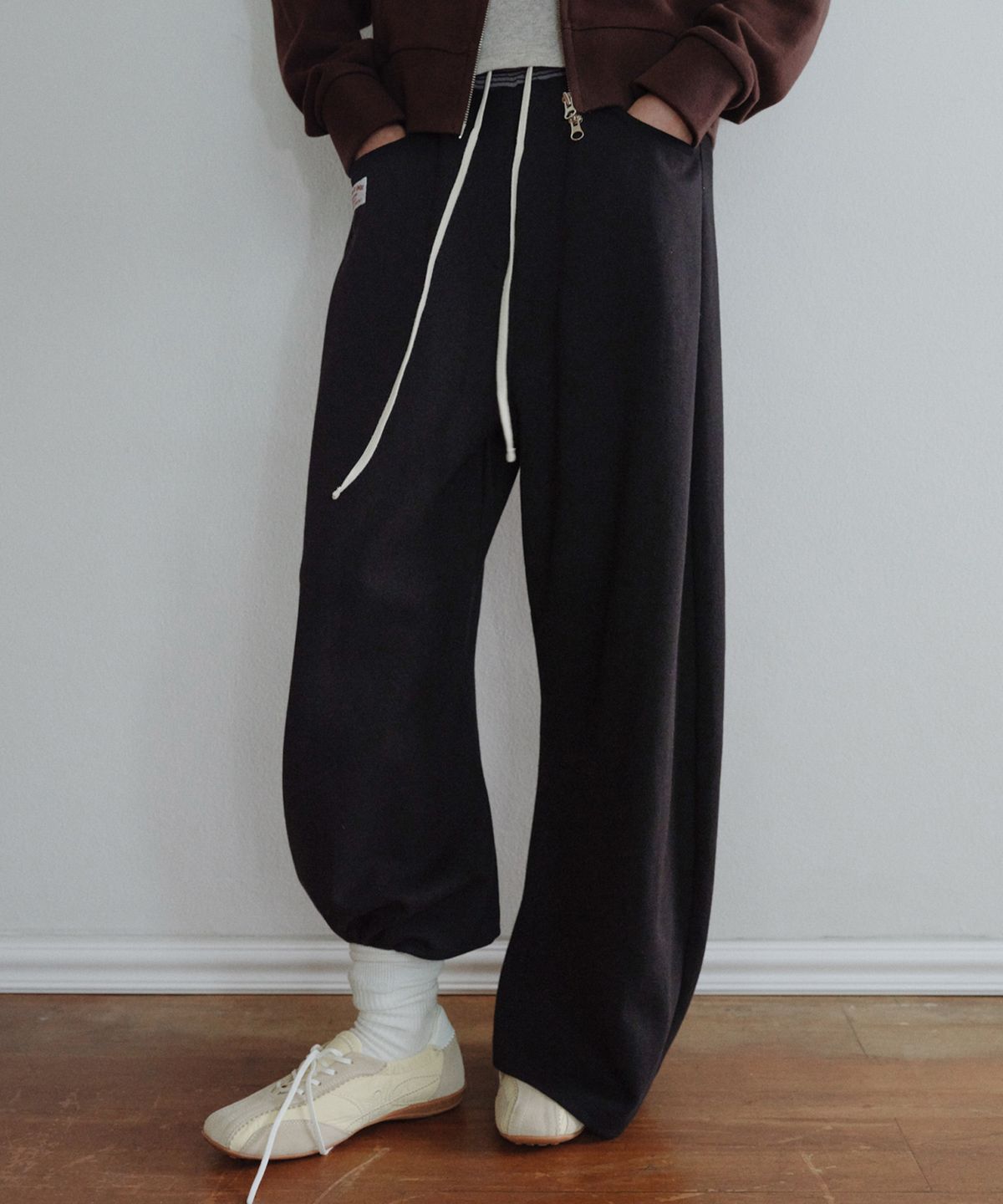 엔오르 스튜디오(ENOR STUDIO) [CORE] STRIPED WAISTBAND CURVED PANTS - BLACK