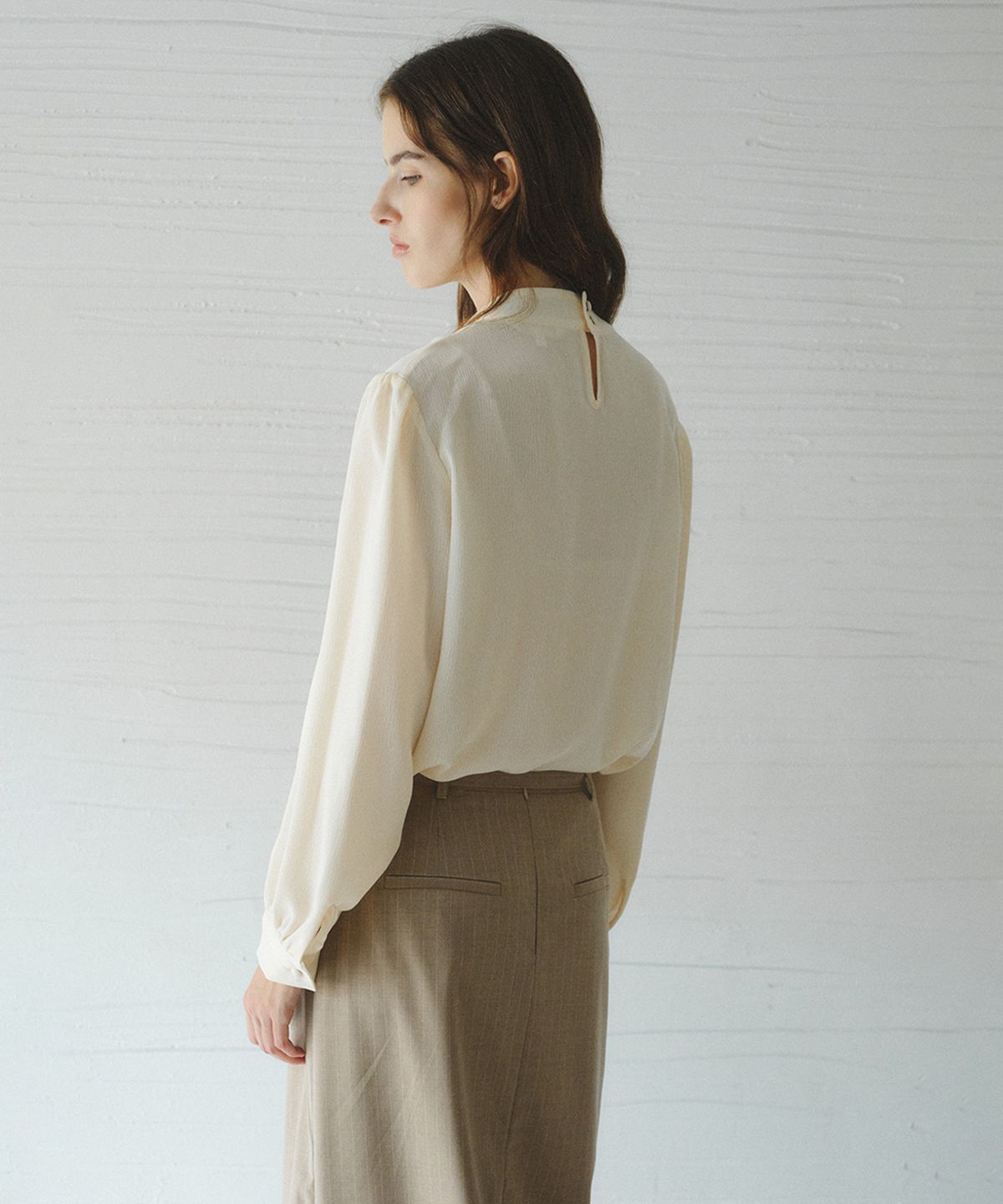 르니나(LENINA) ERIKA unbalanced scarf blouse_BUTTER