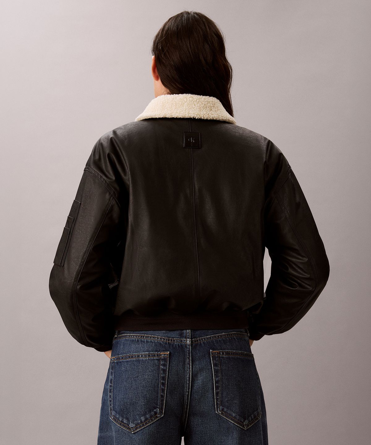 캘빈클라인 진(CALVIN KLEIN JEANS) 여성 폭스레더 패디드 숏 보머 47J507G UB1