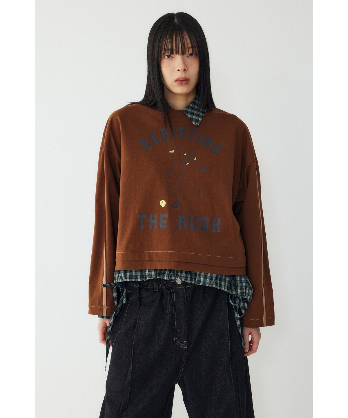스튜디오 톰보이(STUDIO TOMBOY) 싱글 라인 그래픽 롱슬리브 티셔츠 _라이트 브라운_9106122104