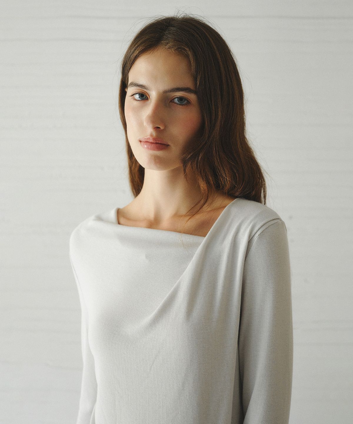 르니나(LENINA) ROEL drape neck t-shirt_LIGHT GRAY