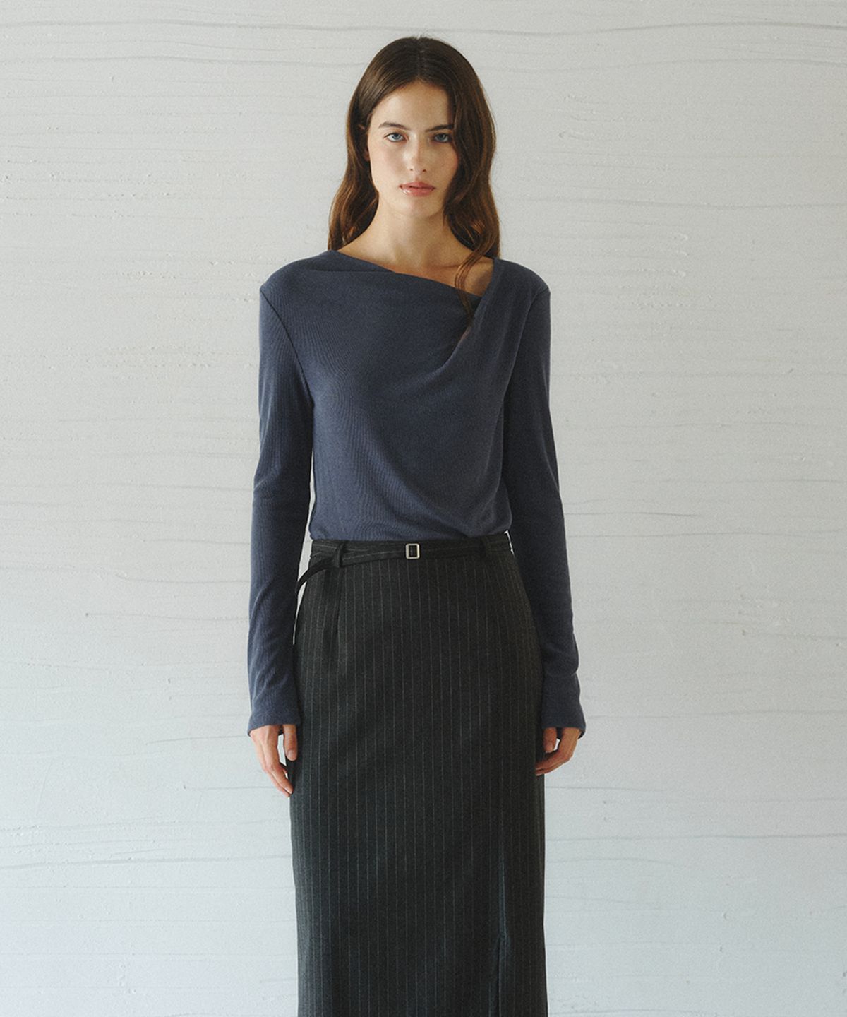 르니나(LENINA) ROEL drape neck t-shirt_NAVY
