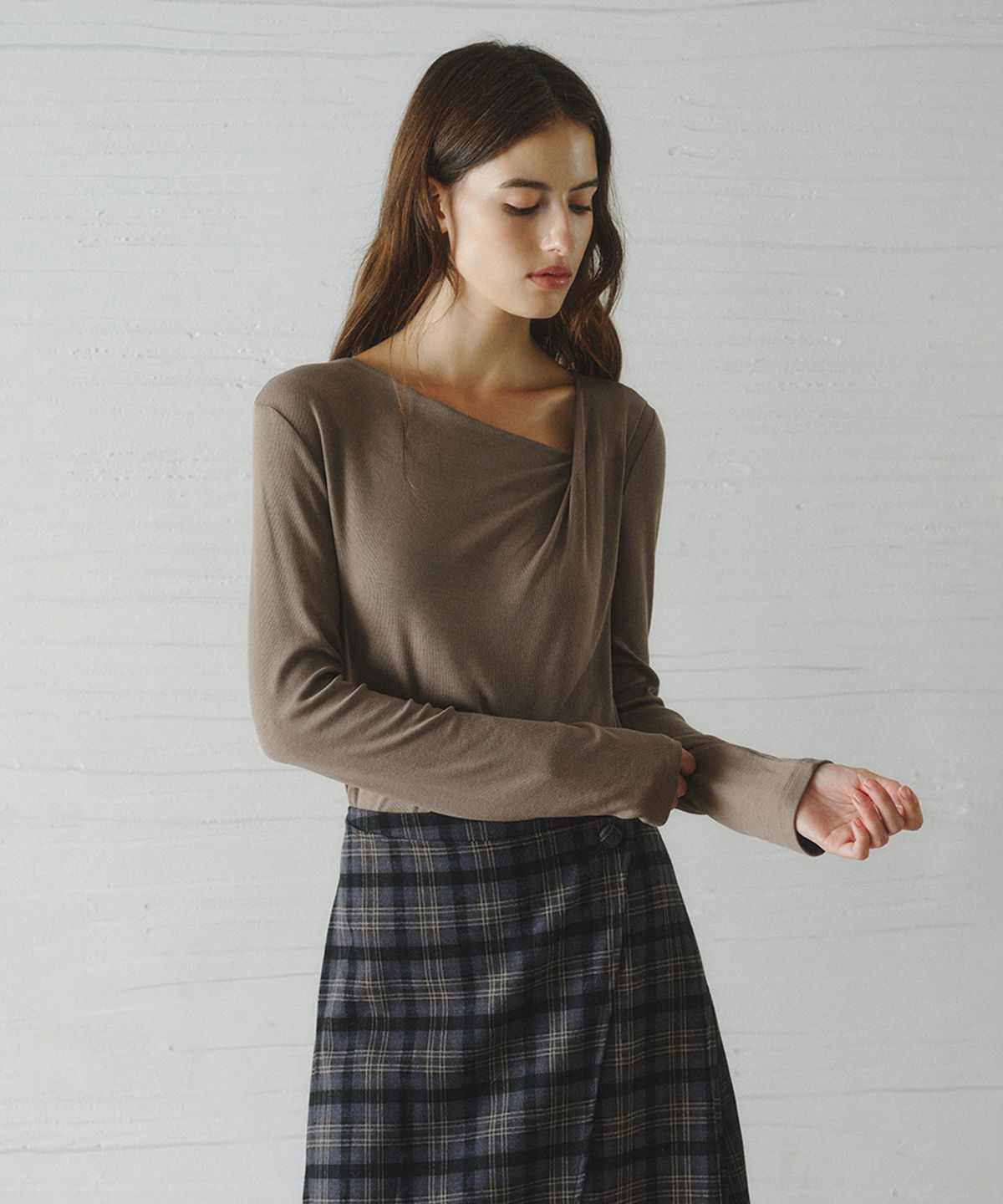 르니나(LENINA) ROEL drape neck t-shirt_MOCHA