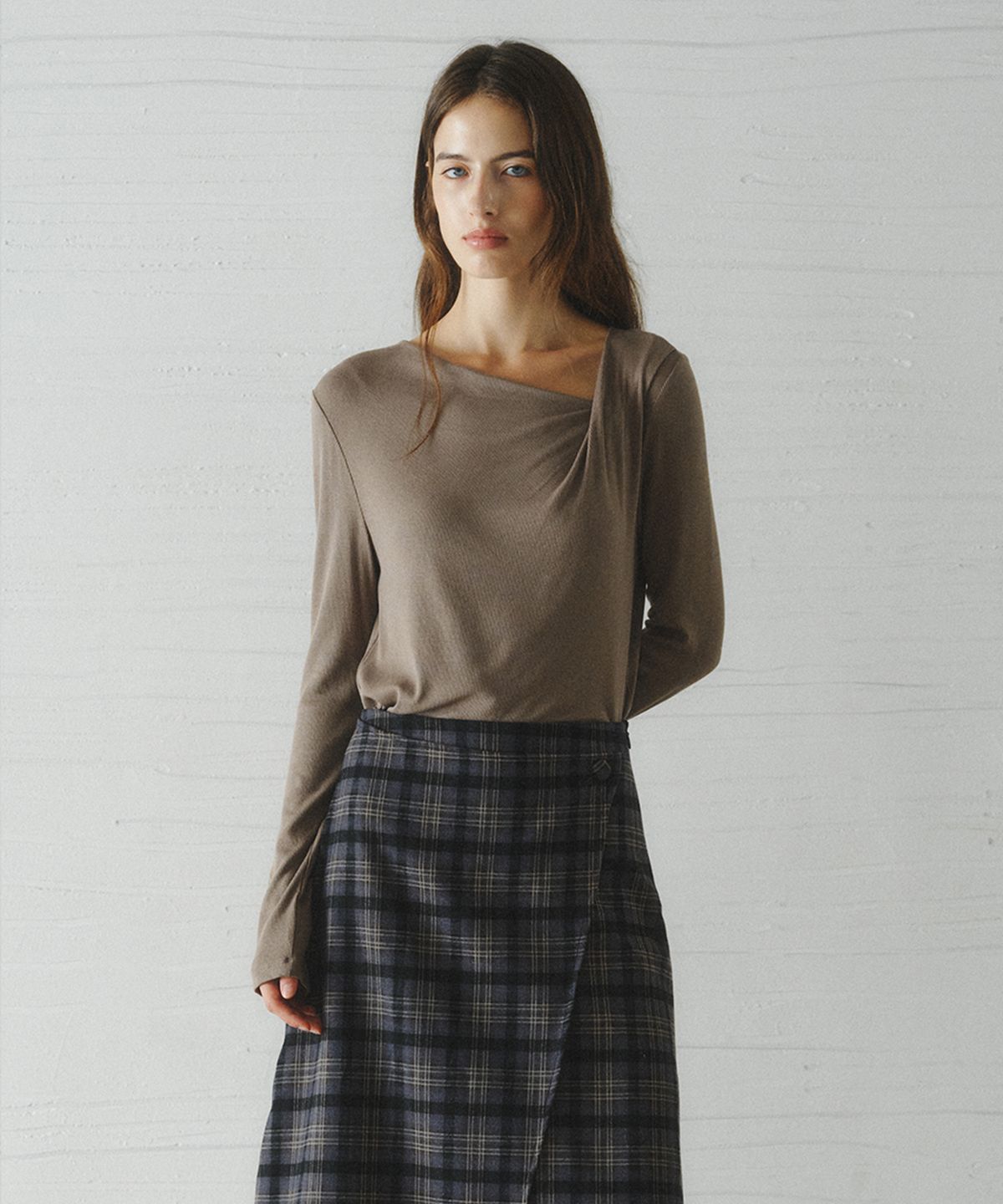 르니나(LENINA) ROEL drape neck t-shirt_MOCHA
