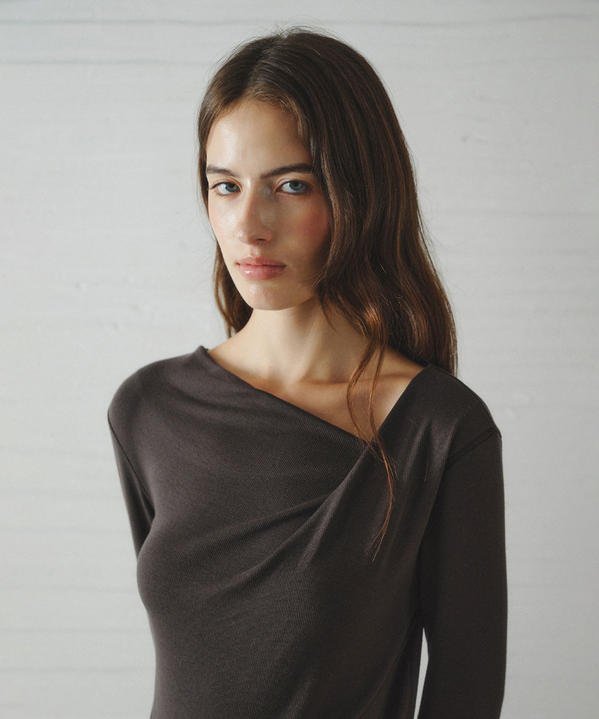 르니나(LENINA) ROEL drape neck t-shirt_CHARCOAL