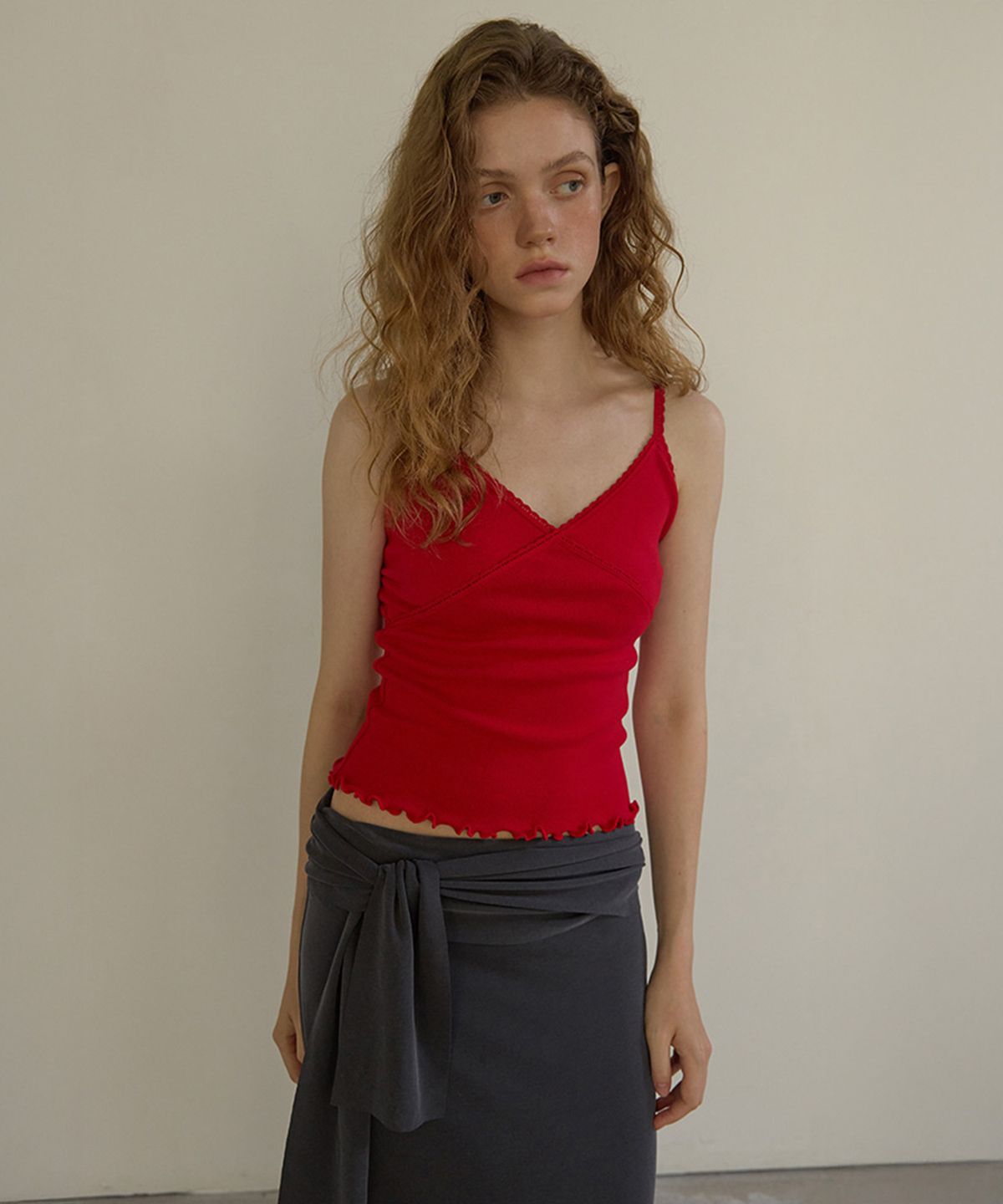론크(LONQUE) LACE TRIM SLEEVELESS CAMI TOP (RED)