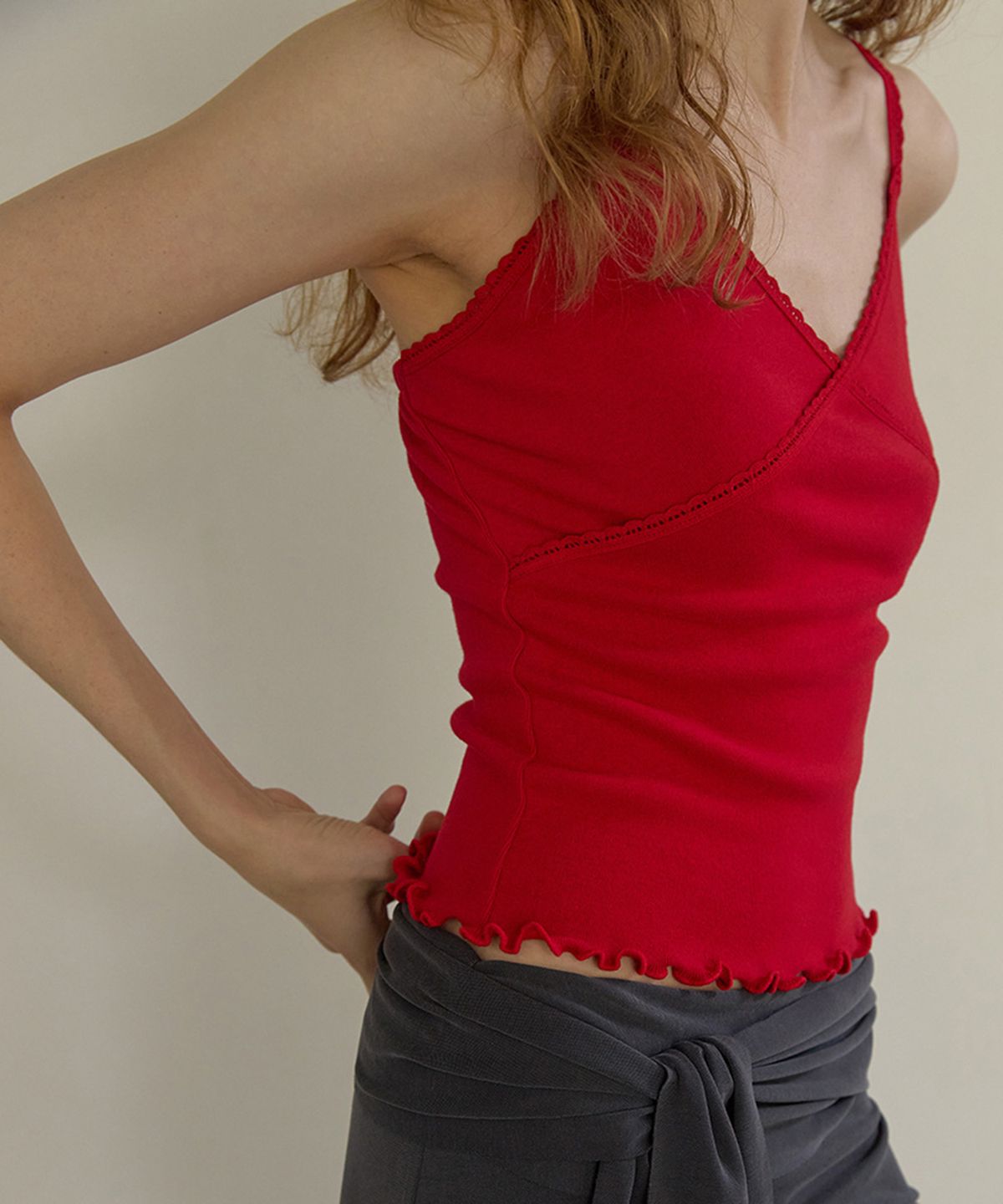 론크(LONQUE) LACE TRIM SLEEVELESS CAMI TOP (RED)